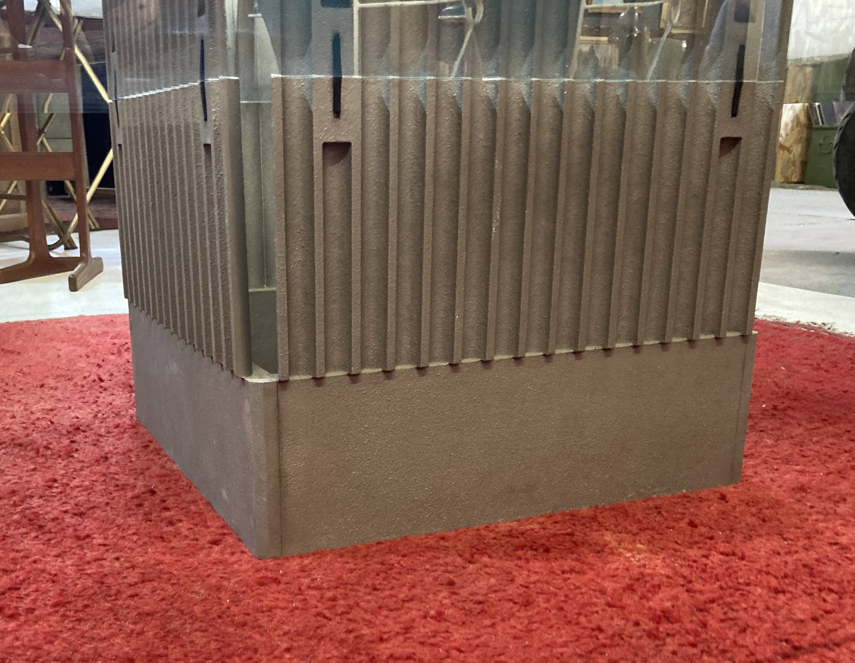Designer coffee table in metal and glass top (120x120cm)