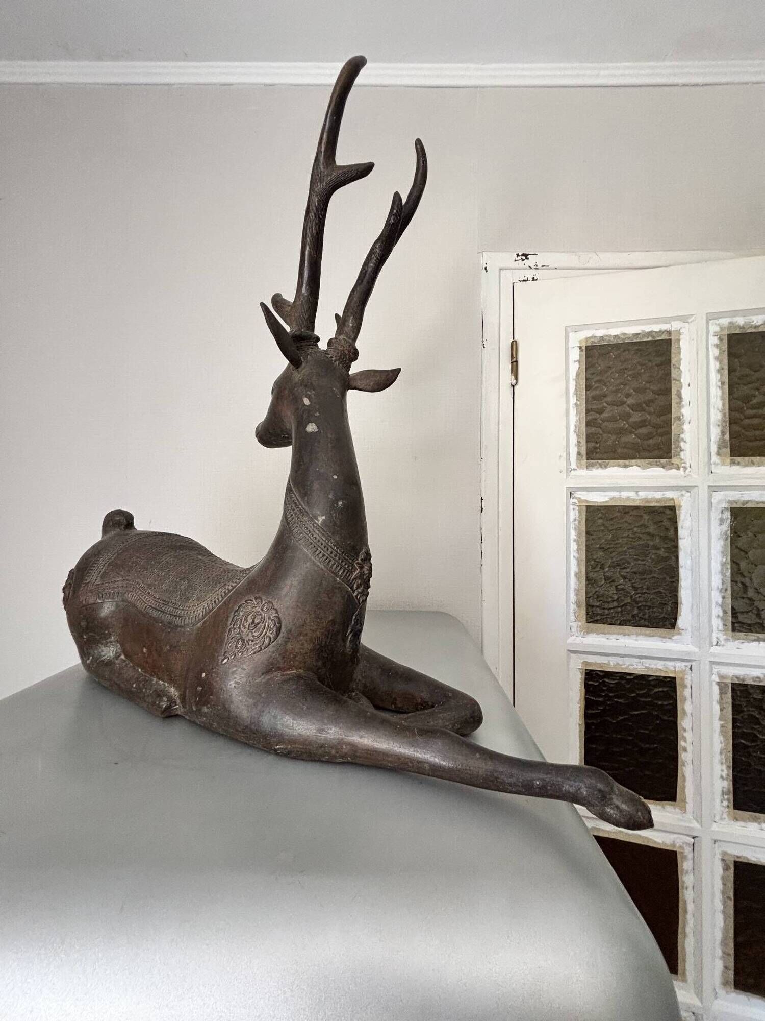 Solid bronze deer 20kg (1979), with period sales certificate.