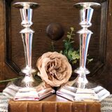 Paire de bougeoirs en métal argenté