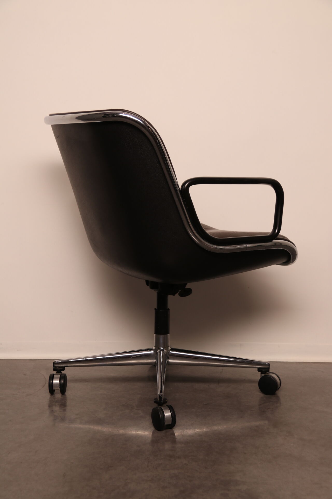 Executive office chair by Charles Pollock for Knoll - US - 1970's