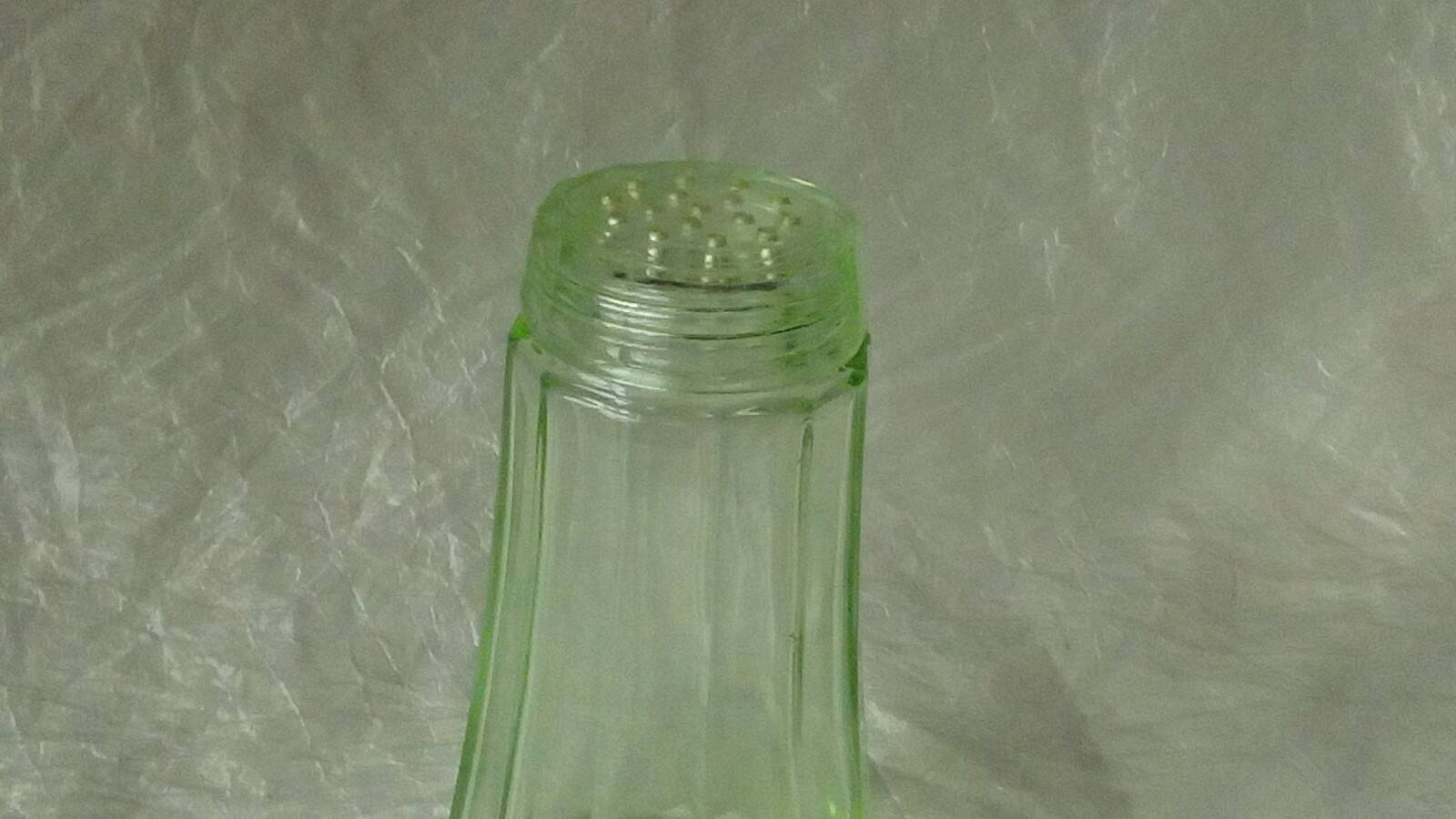 Saupoudreuse en verre en verre a facettes couleur ouraline