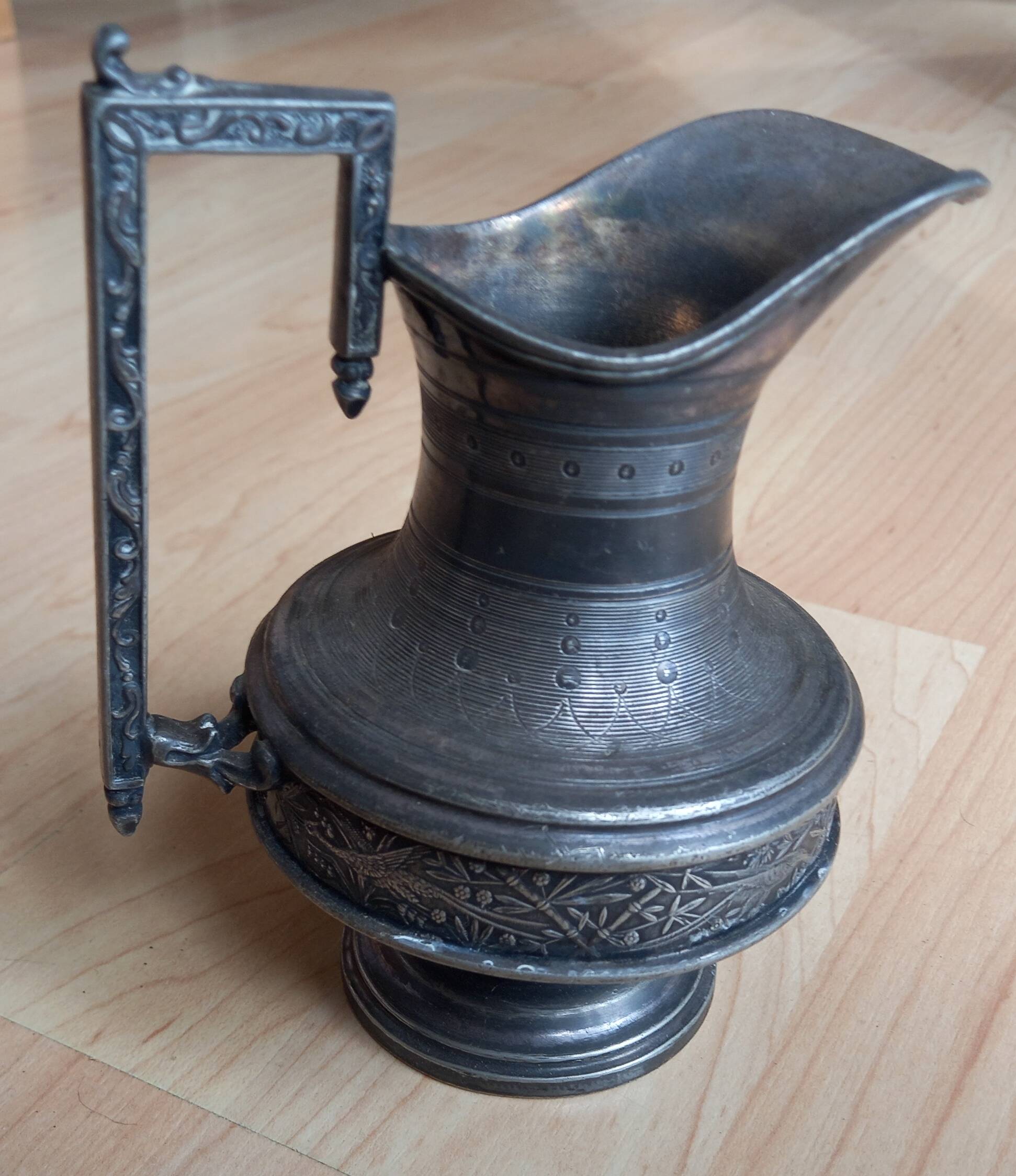 Ancien petit pichet sculté  modele rare