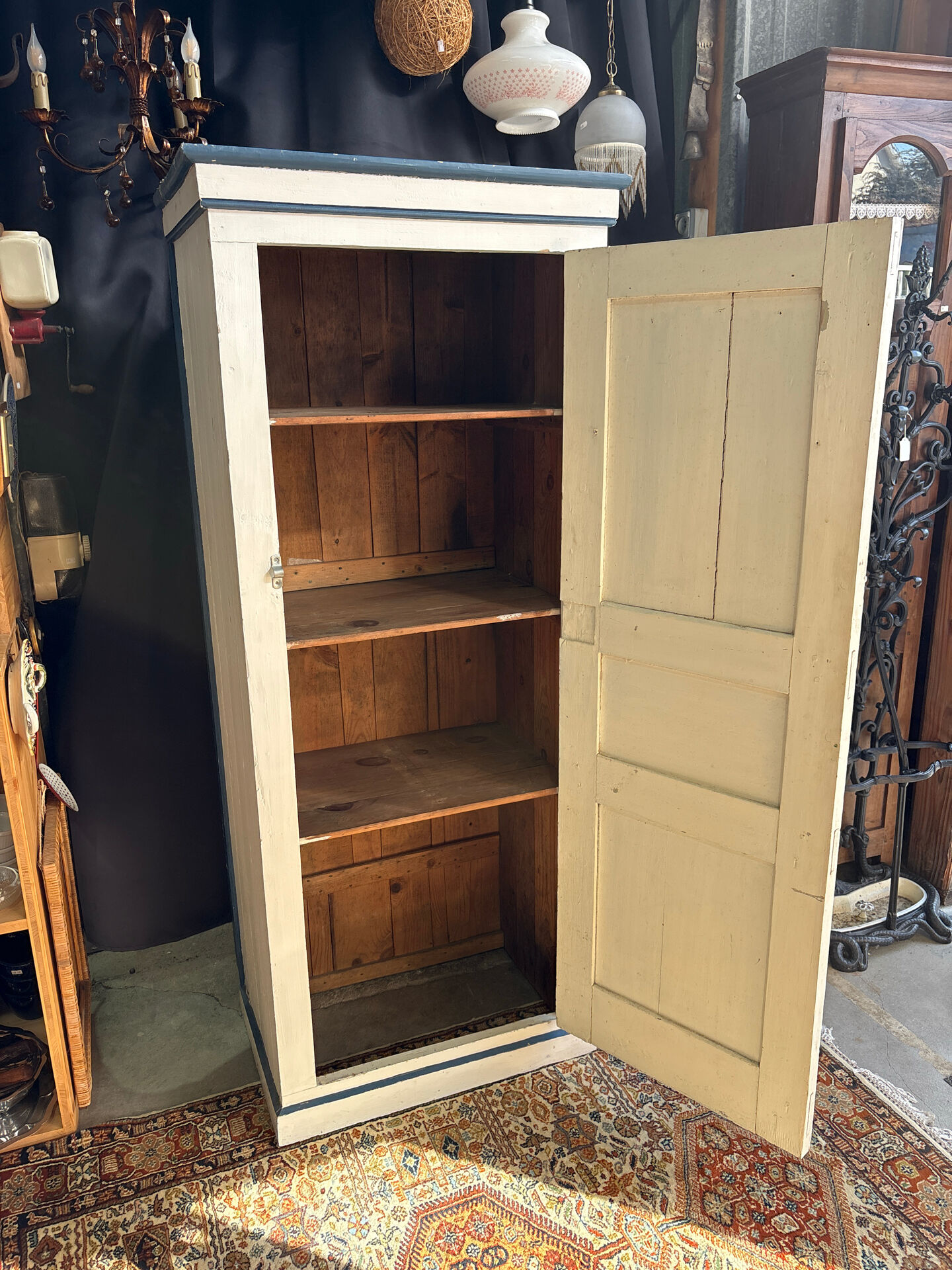 Antique bonnetière in cream and blue painted wood – in its original condition.