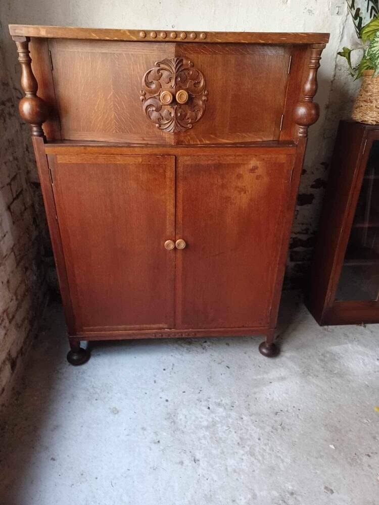 Placard ancien en chêne sculpté marron, fin XIXe, panneaux décoratifs et montants tournés