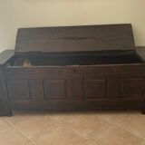 Coffre chene fonce sculpte 18e
