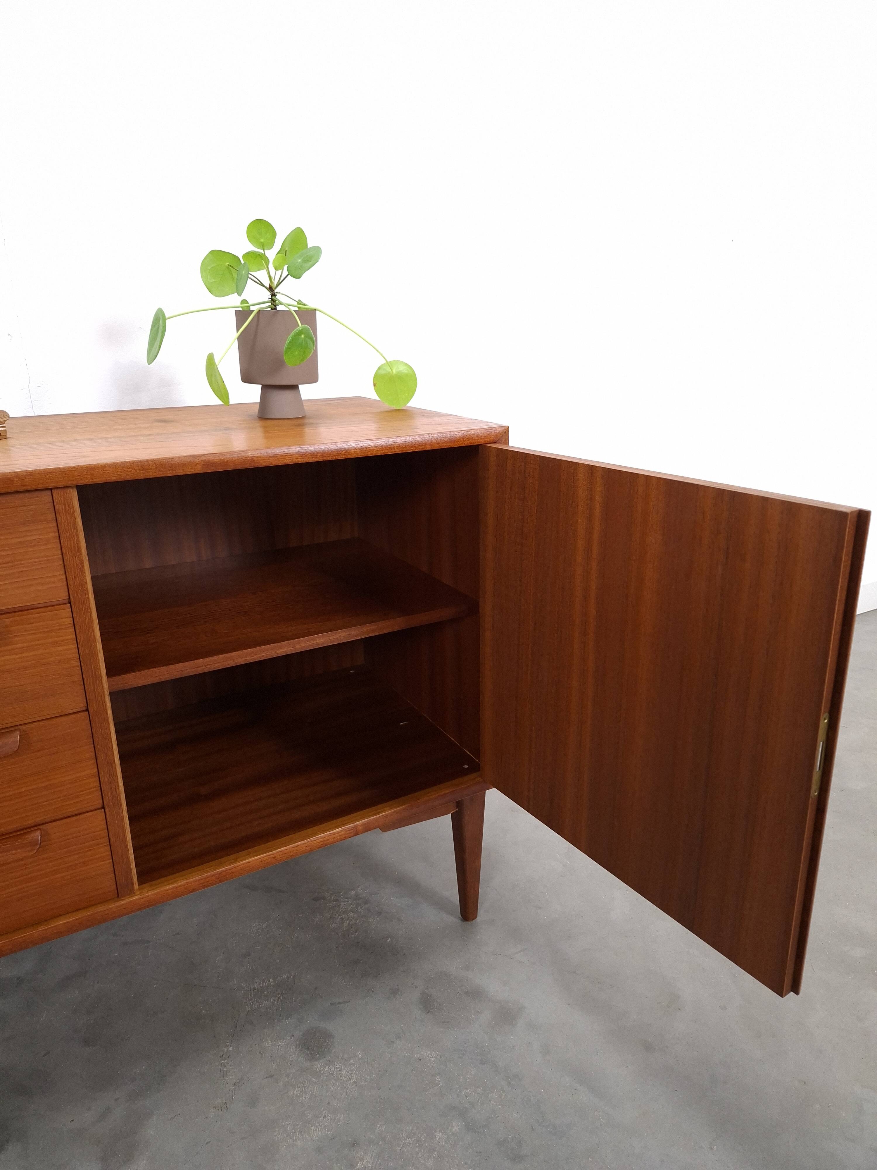 Teak sideboard met 4 lades en houten grepen, Bornhold