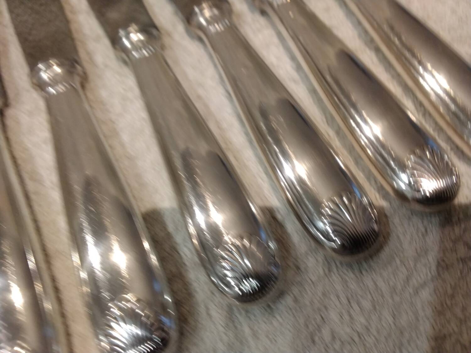 12 silver plated dessert knives, Christofle Vendome, 19.7cm