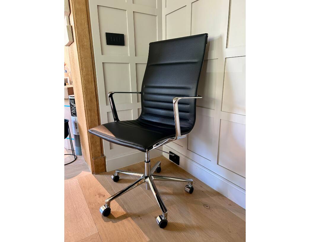 Una Chair Management 718 leather