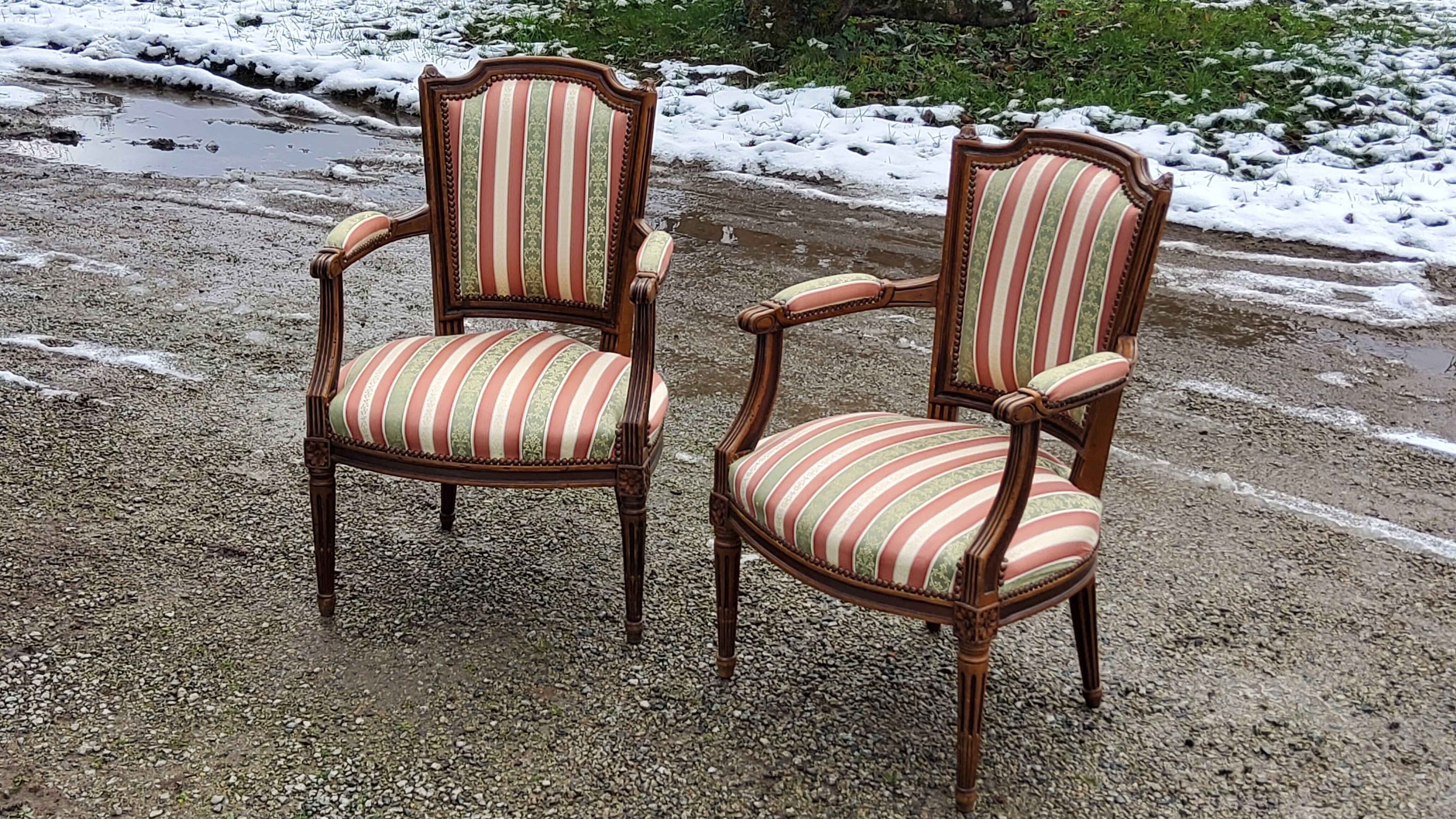 Paire de fauteuils cabriolets de style Louis XVI