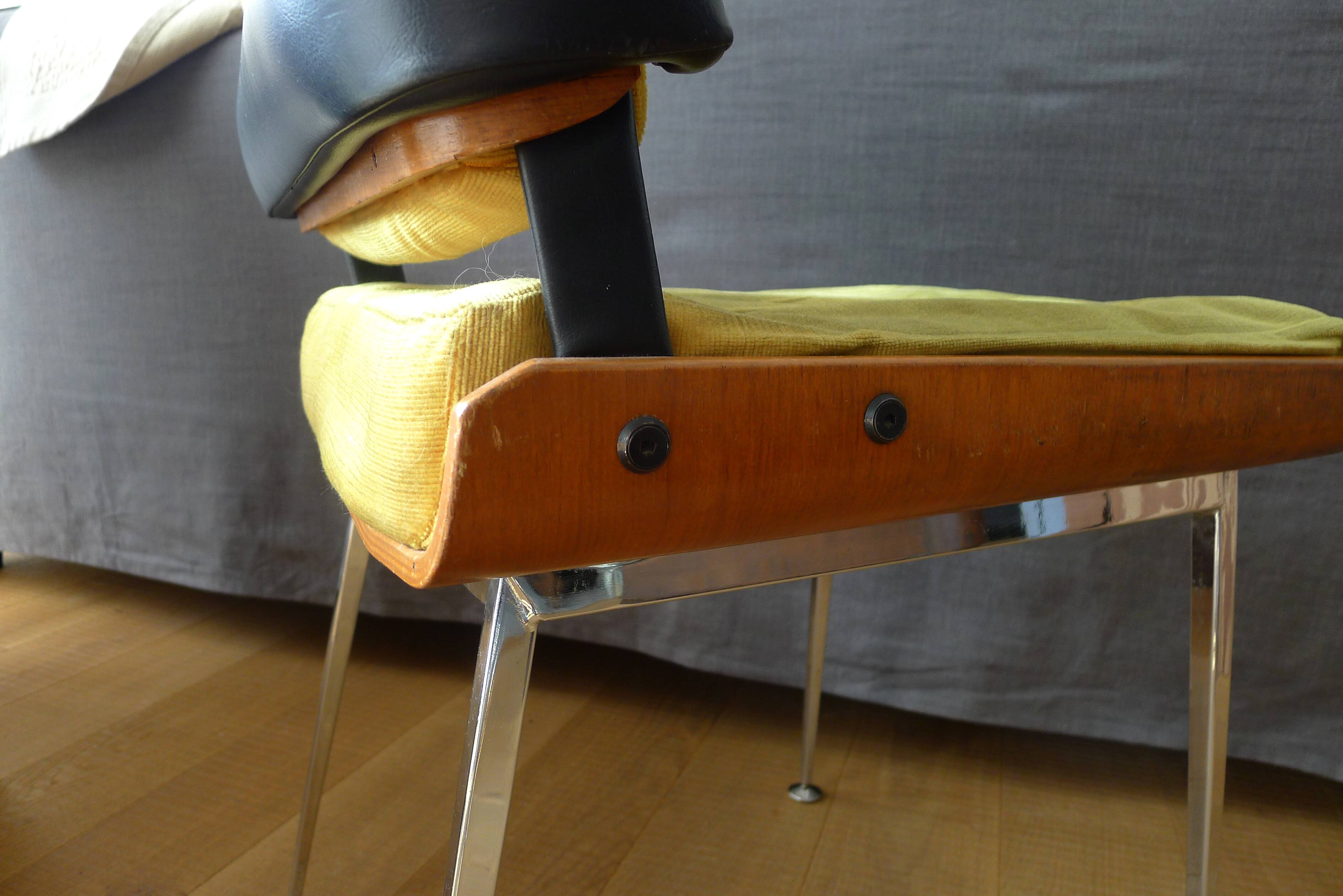 Chaise de chez Modern'Tube série Marcom