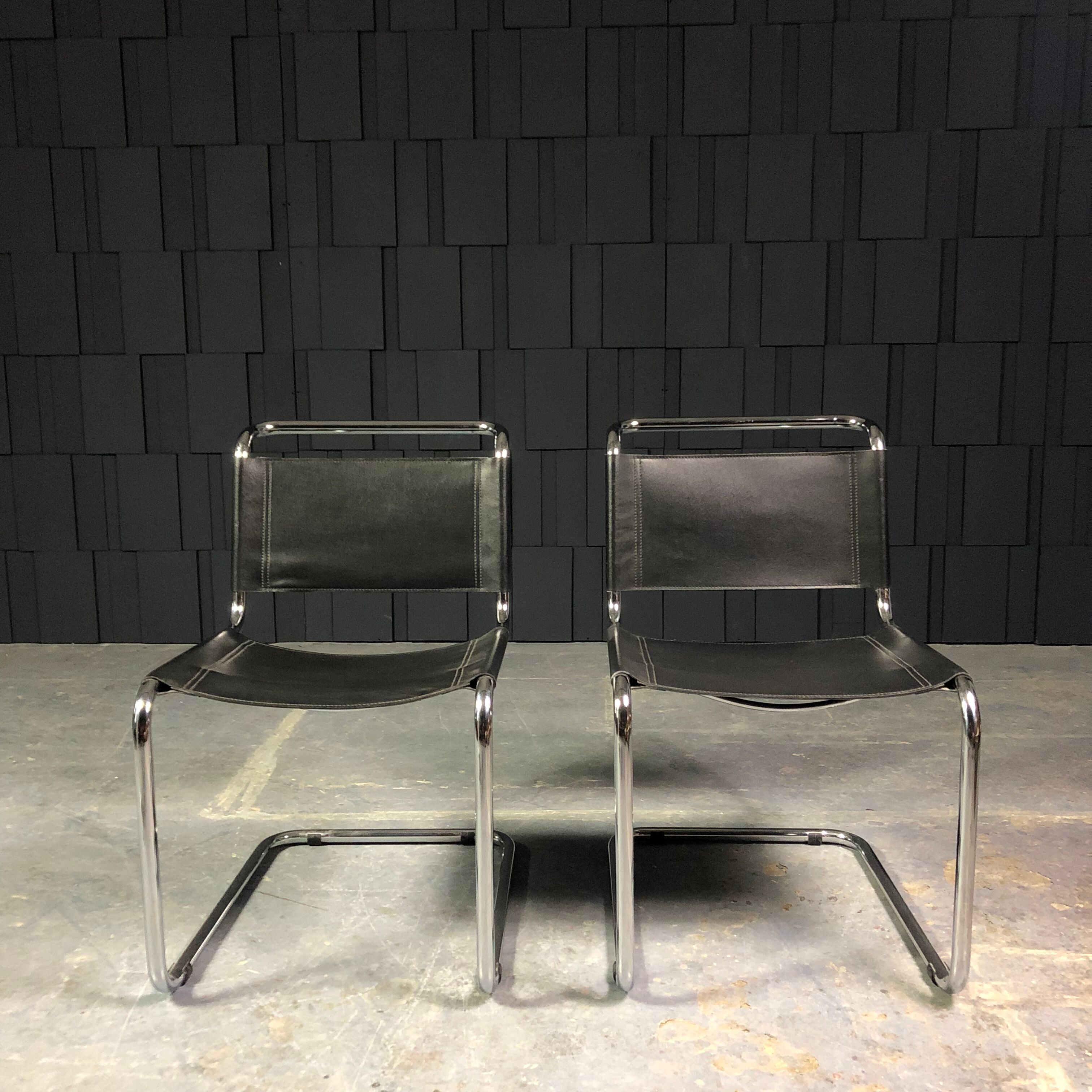 Paire de chaises S33 cuir noir et chrome