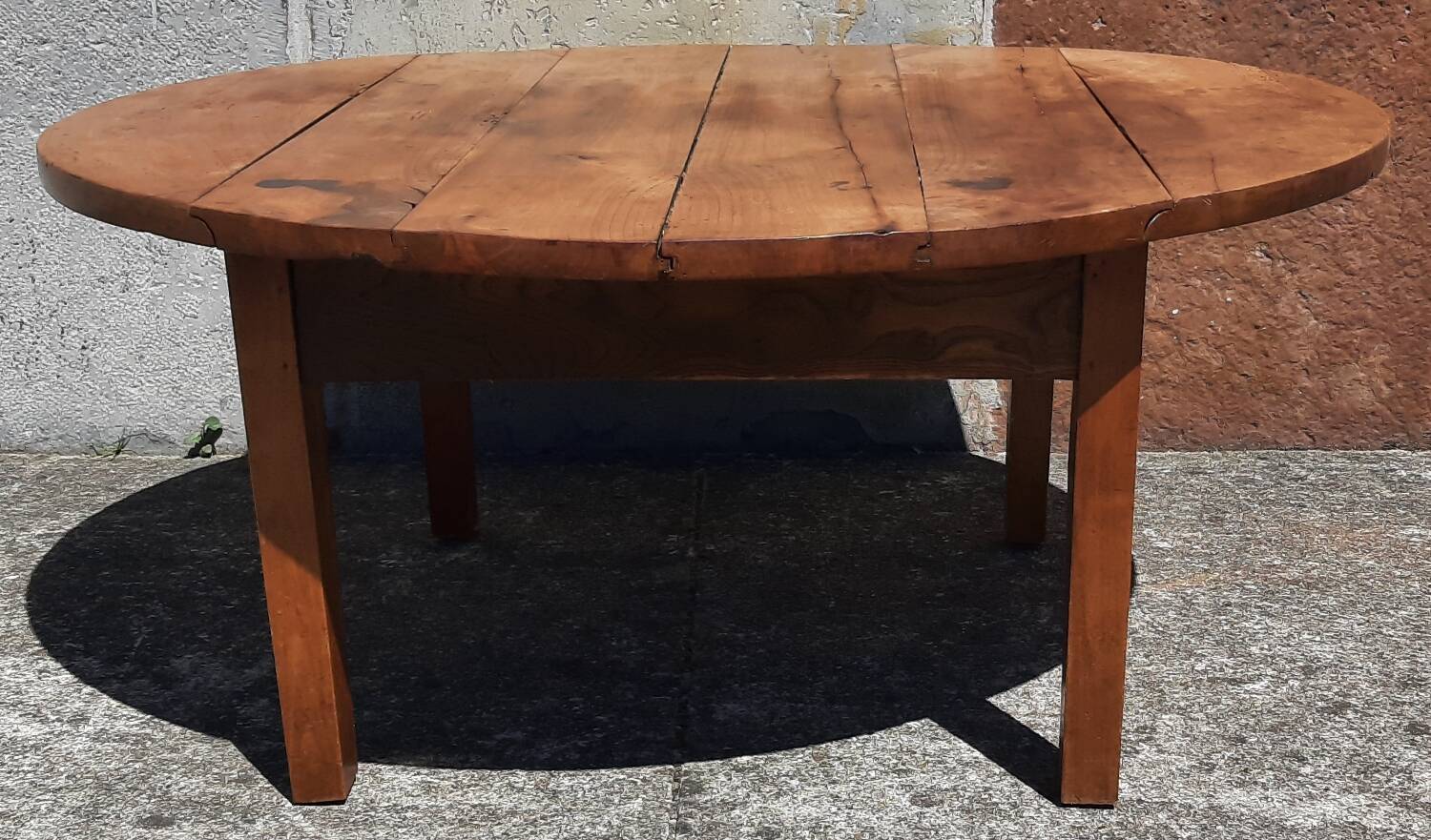 Folding coffee table.