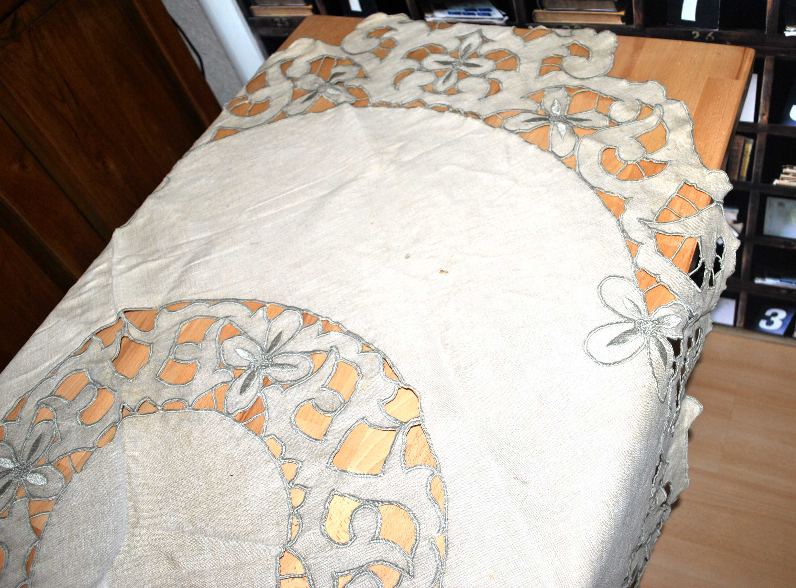 Nappe carré vintage en toile beige brodé et ajouré 120x120