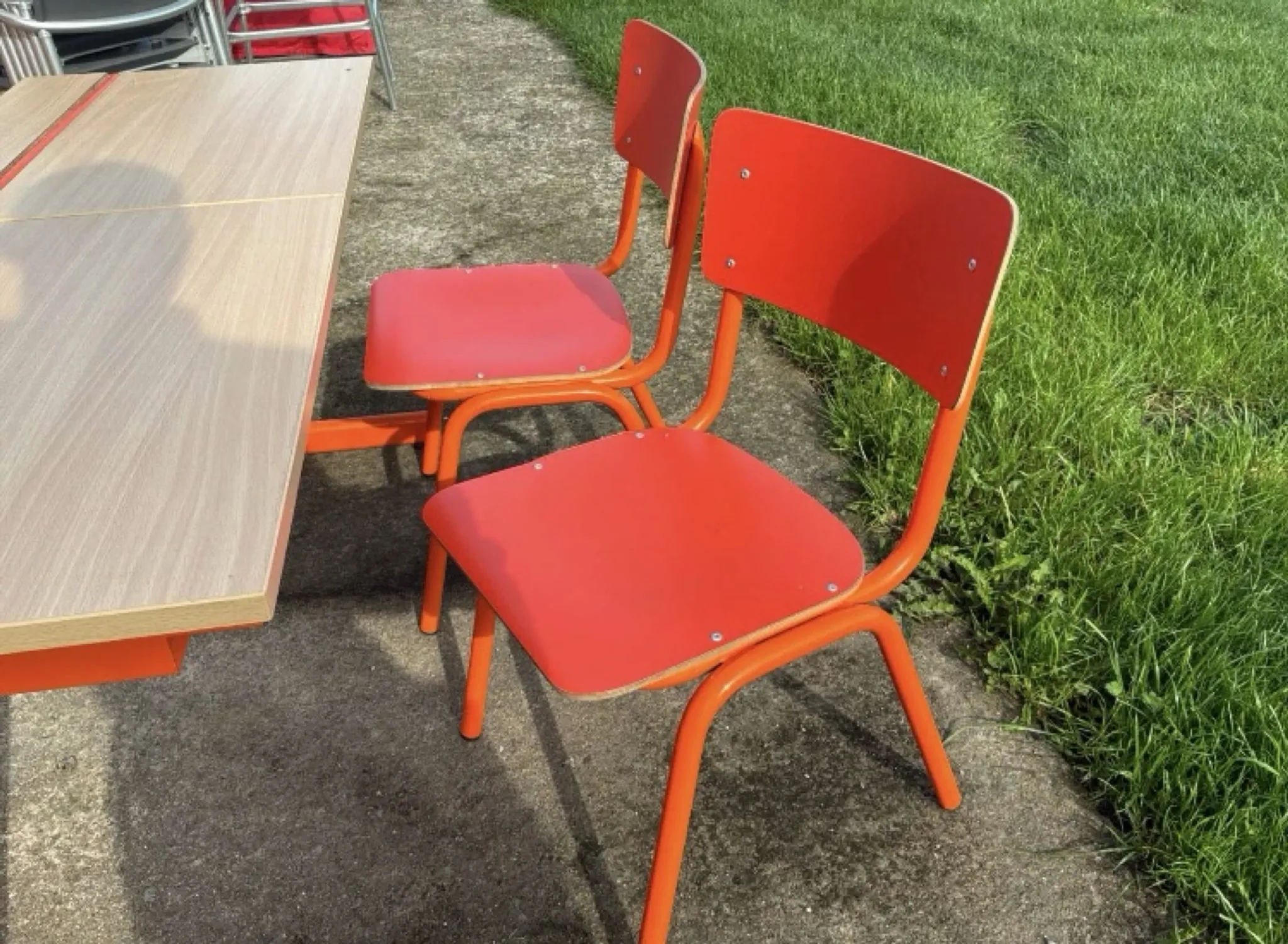 Vintage orange double school desk with its 2 matching chairs.