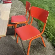 Vintage orange double school desk with its 2 matching chairs.
