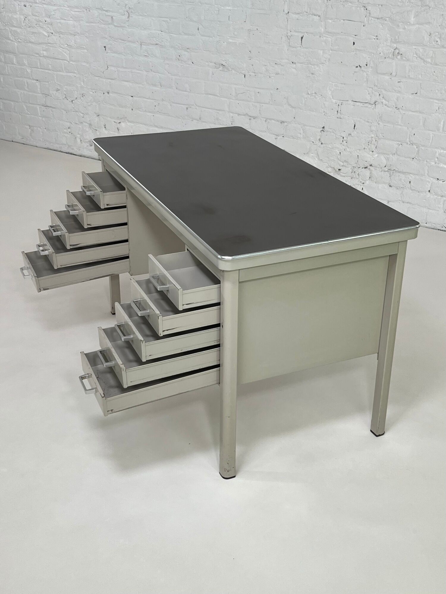 Office of the 50s in metal and industrial style