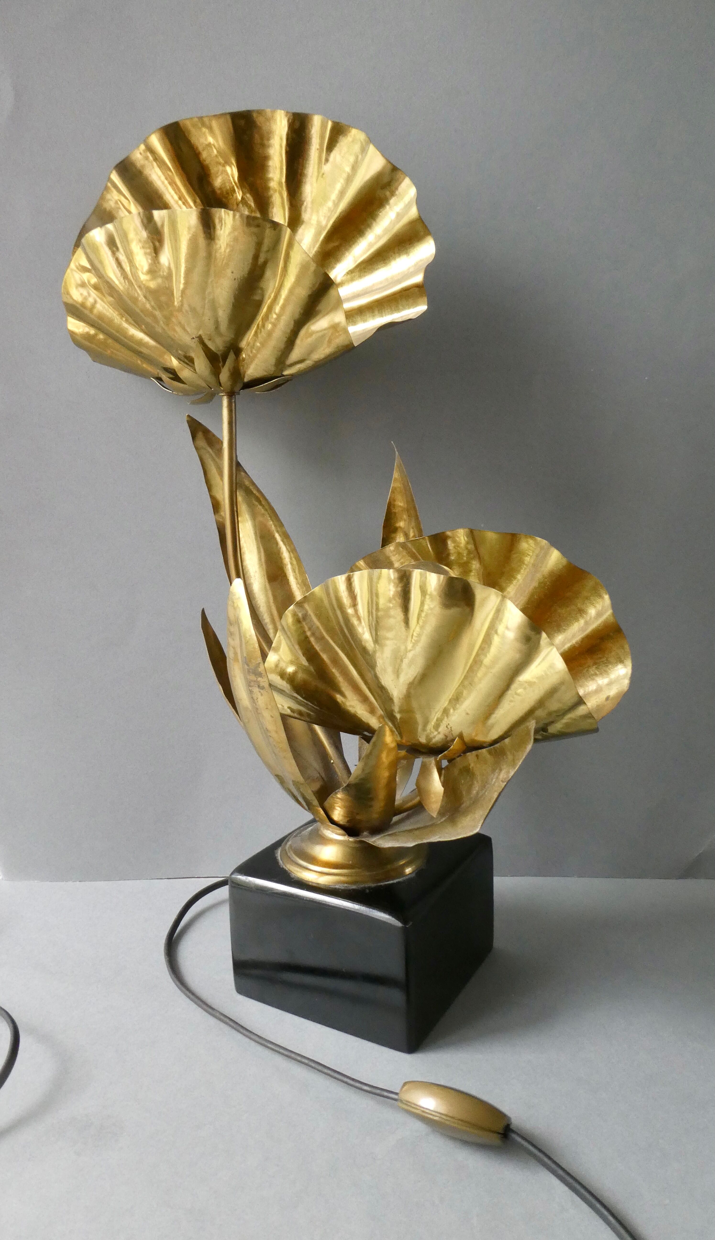 Golden metal flower lamp