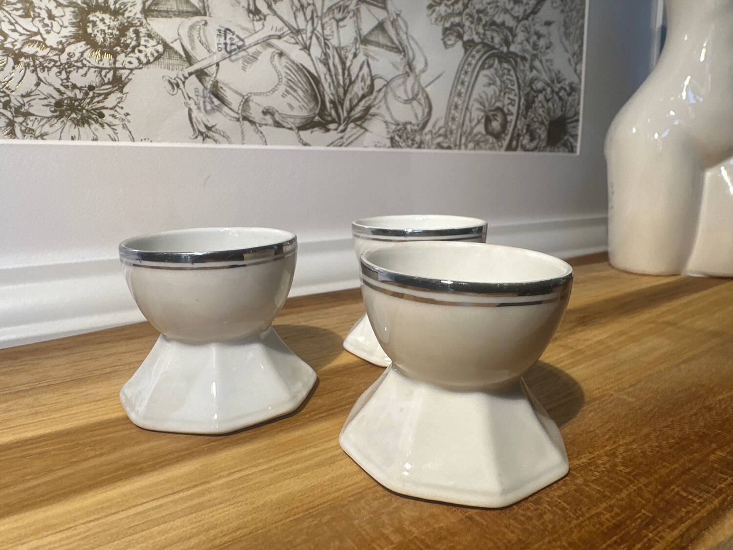 Diabolo egg cup in porcelain and silver
