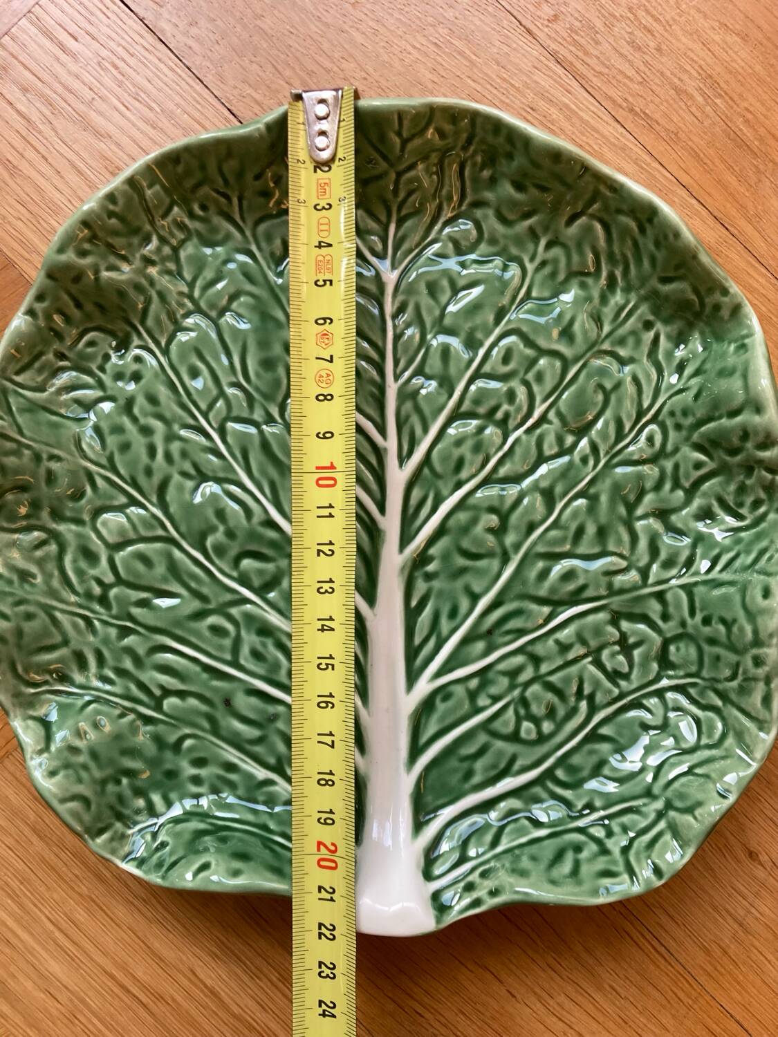 Cabbage leaf dessert plates