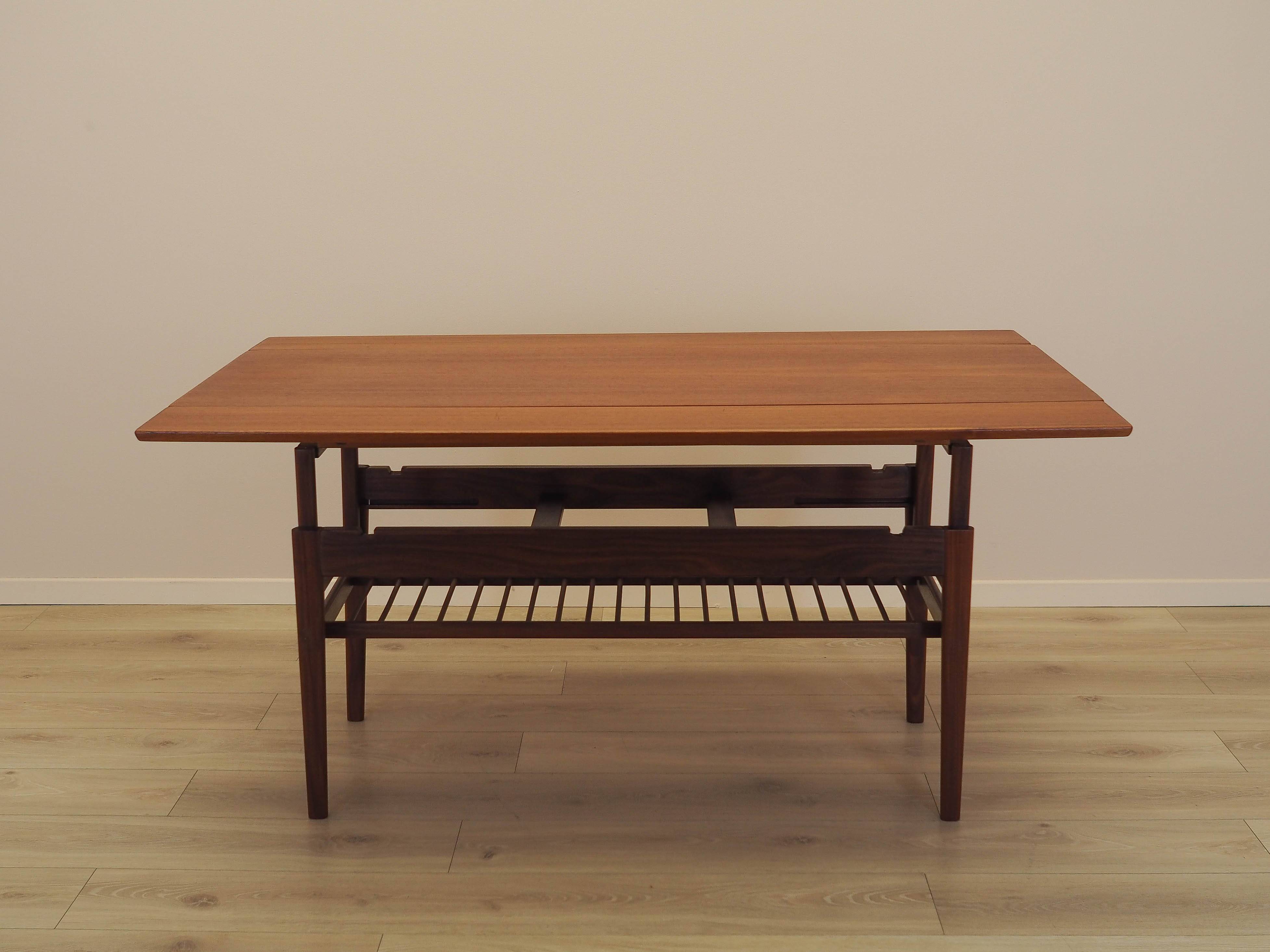 Table basse en teck danois avec étagère, années 1960