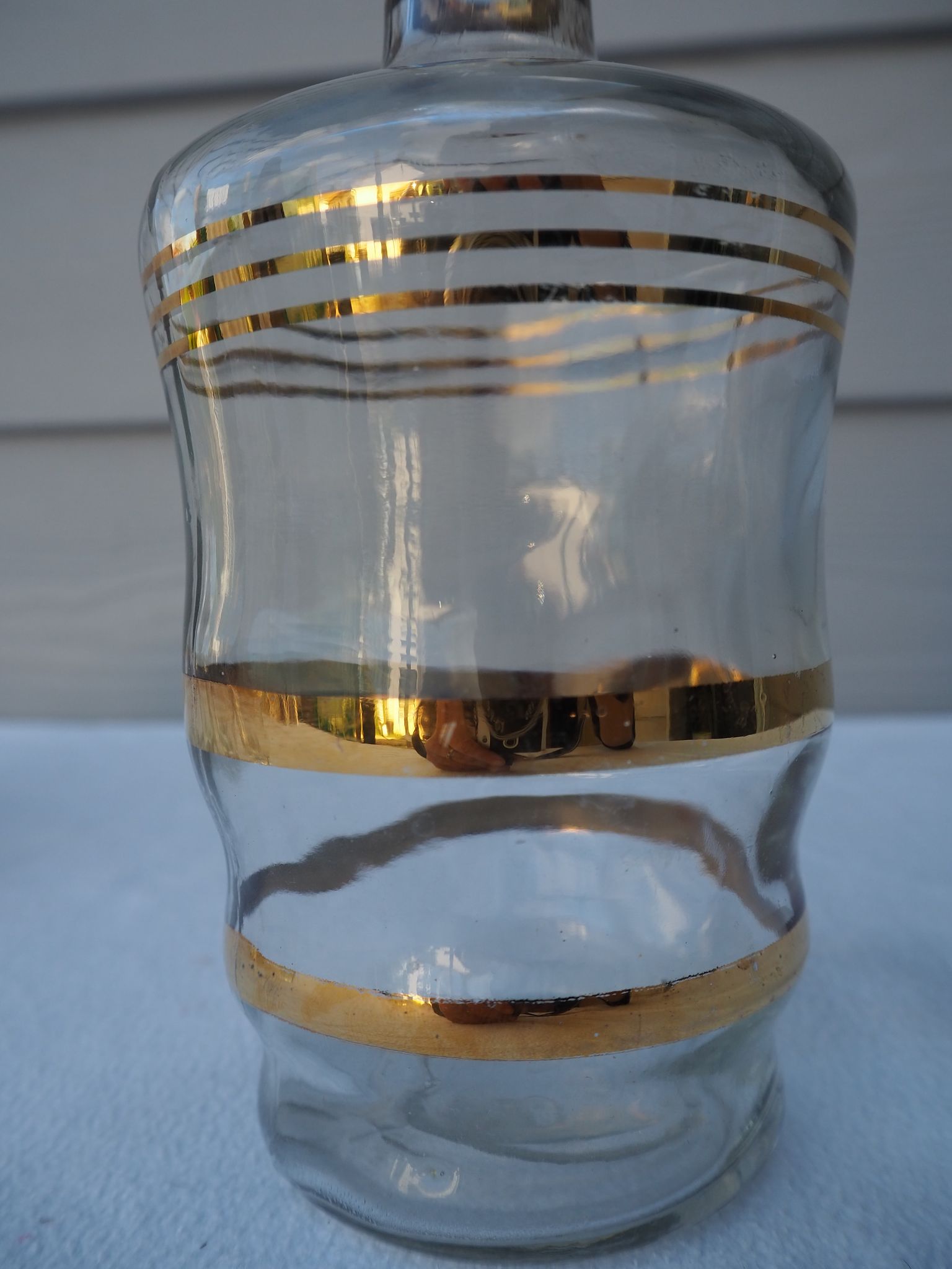 Golden liqueur service from the 1950s-1960s and its 12 glasses.