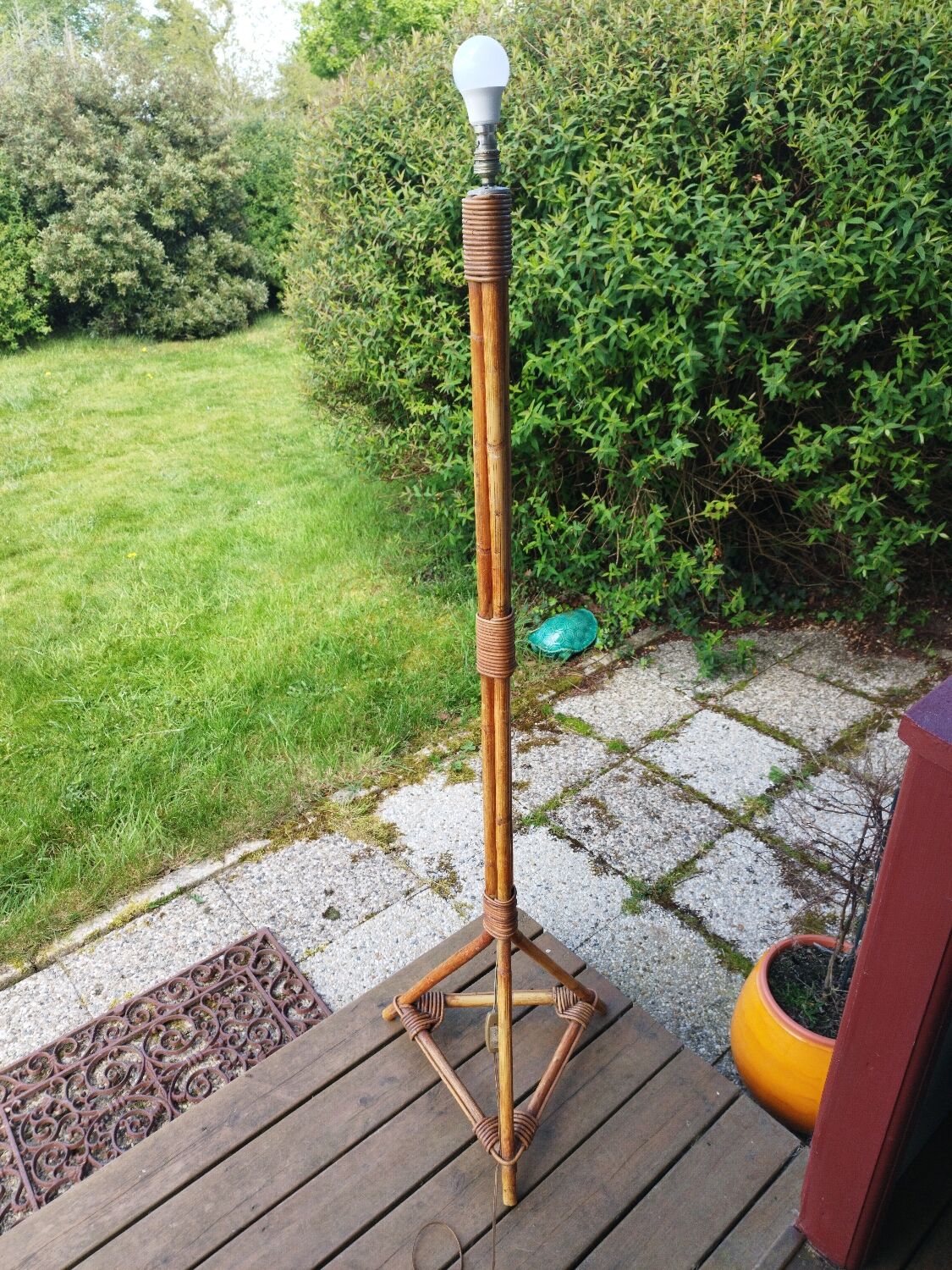 Pied de lampadaire tripode en bambou et rotin