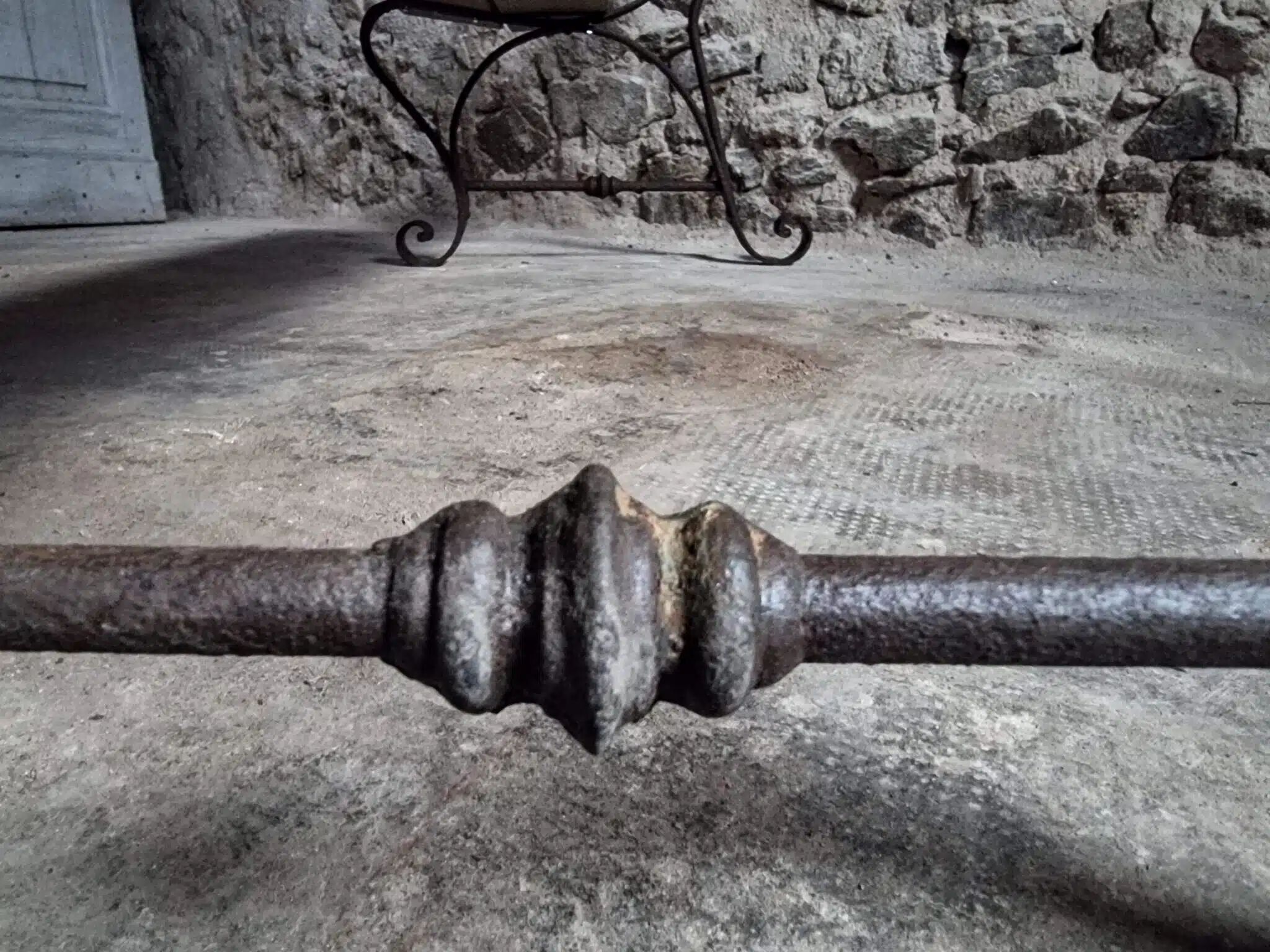 Banc de jardin ancien avec base en fer forgé et assise en chêne