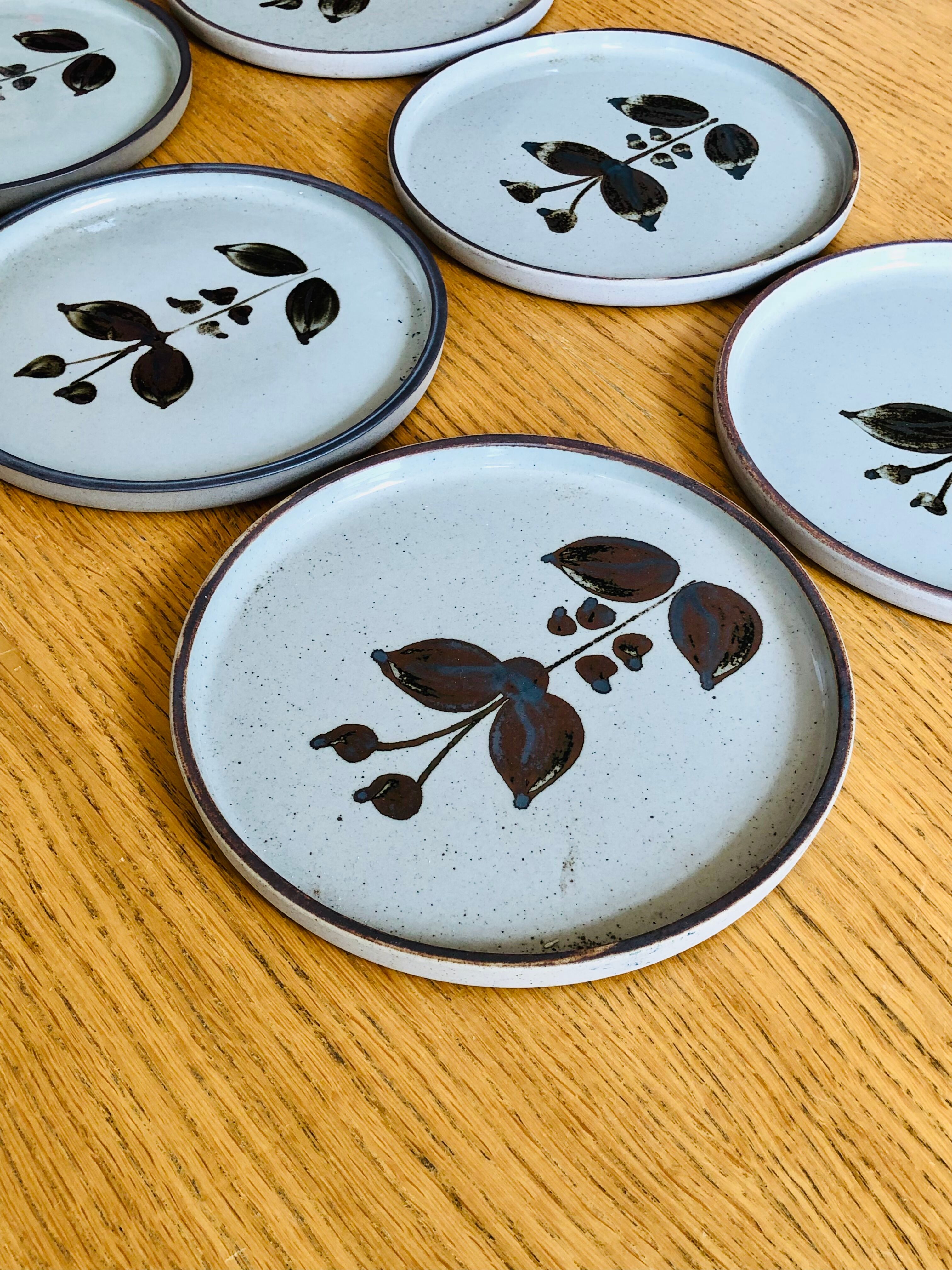 Dessert plates in sandstone from L'Arnon