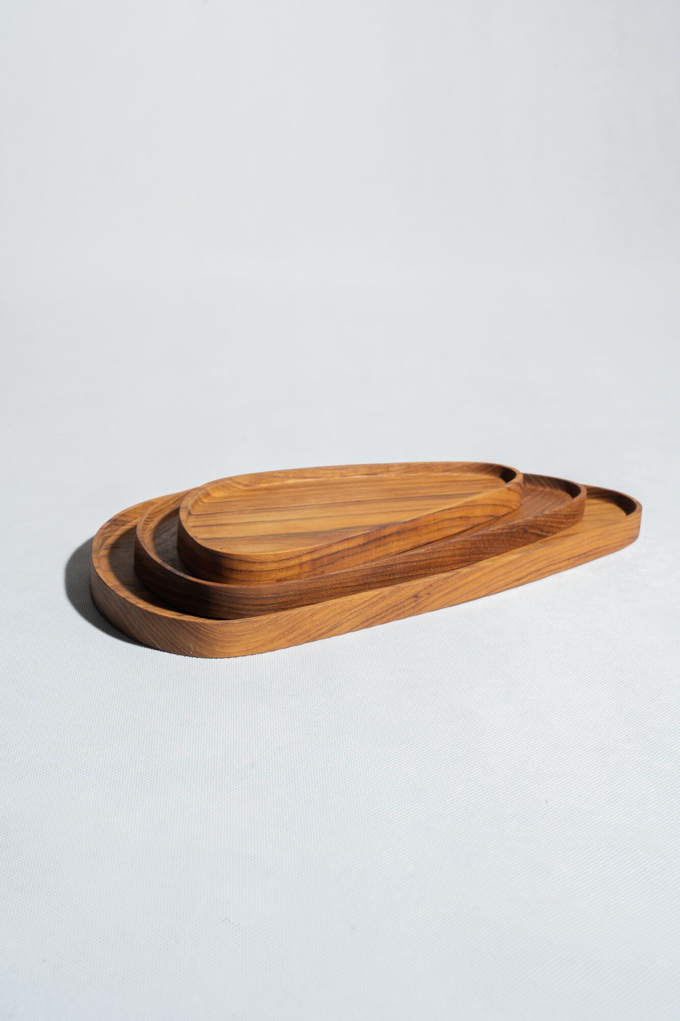 Trio de plateaux ou coupelles de forme triangulaire arrondi en teck monoxyle