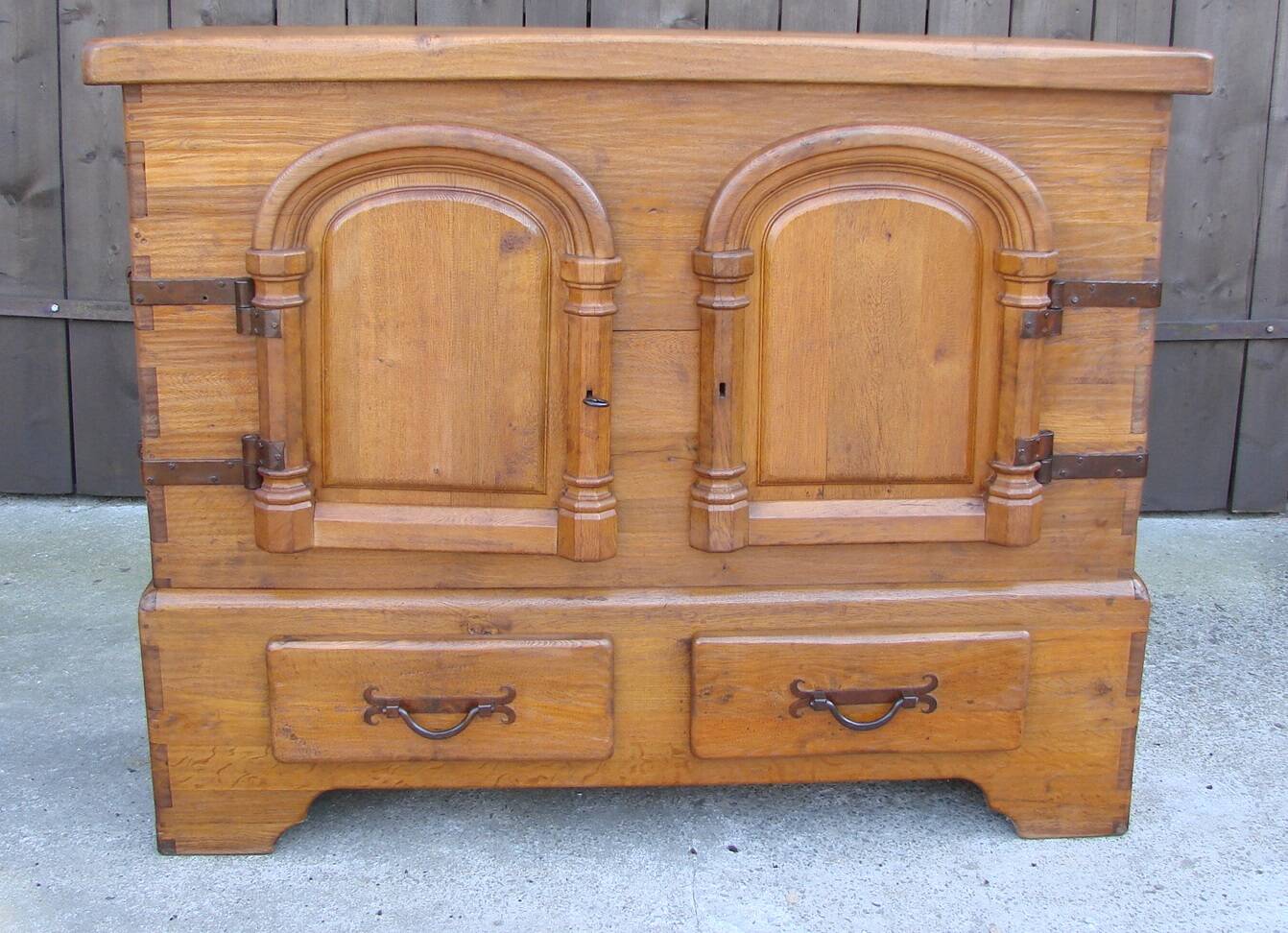 Rustic oak chest of drawers from the 1950s | Solid wood | Hand-forged fitti