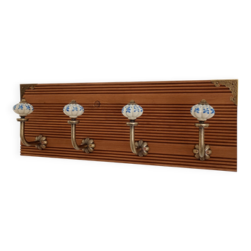 Wall-mounted coat rack with 4 ceramic hooks in blue and white, vintage style.