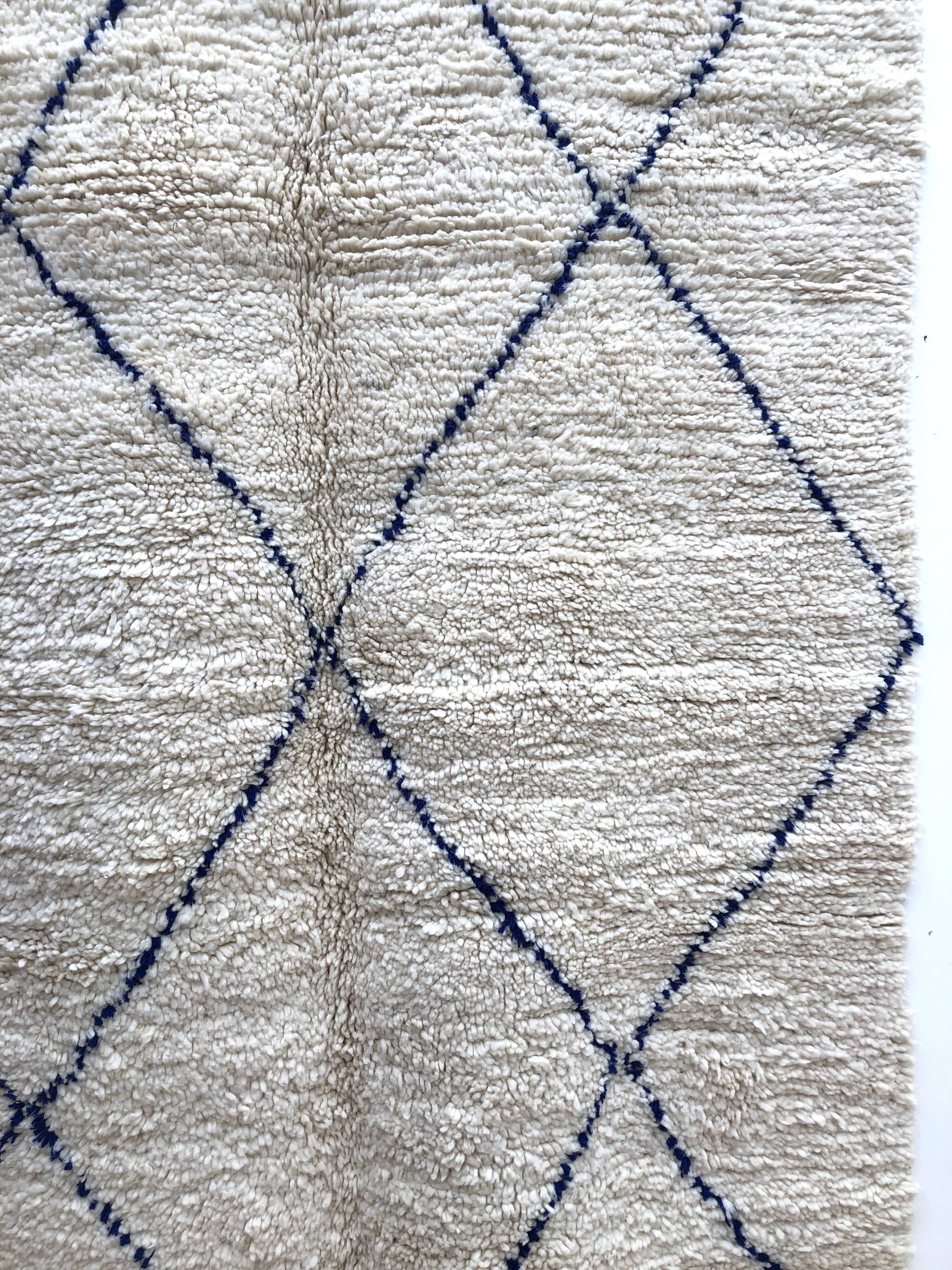 Moroccan Berber carpet Beni Ouarain with majorelle blue diamonds 2,44x1.49m