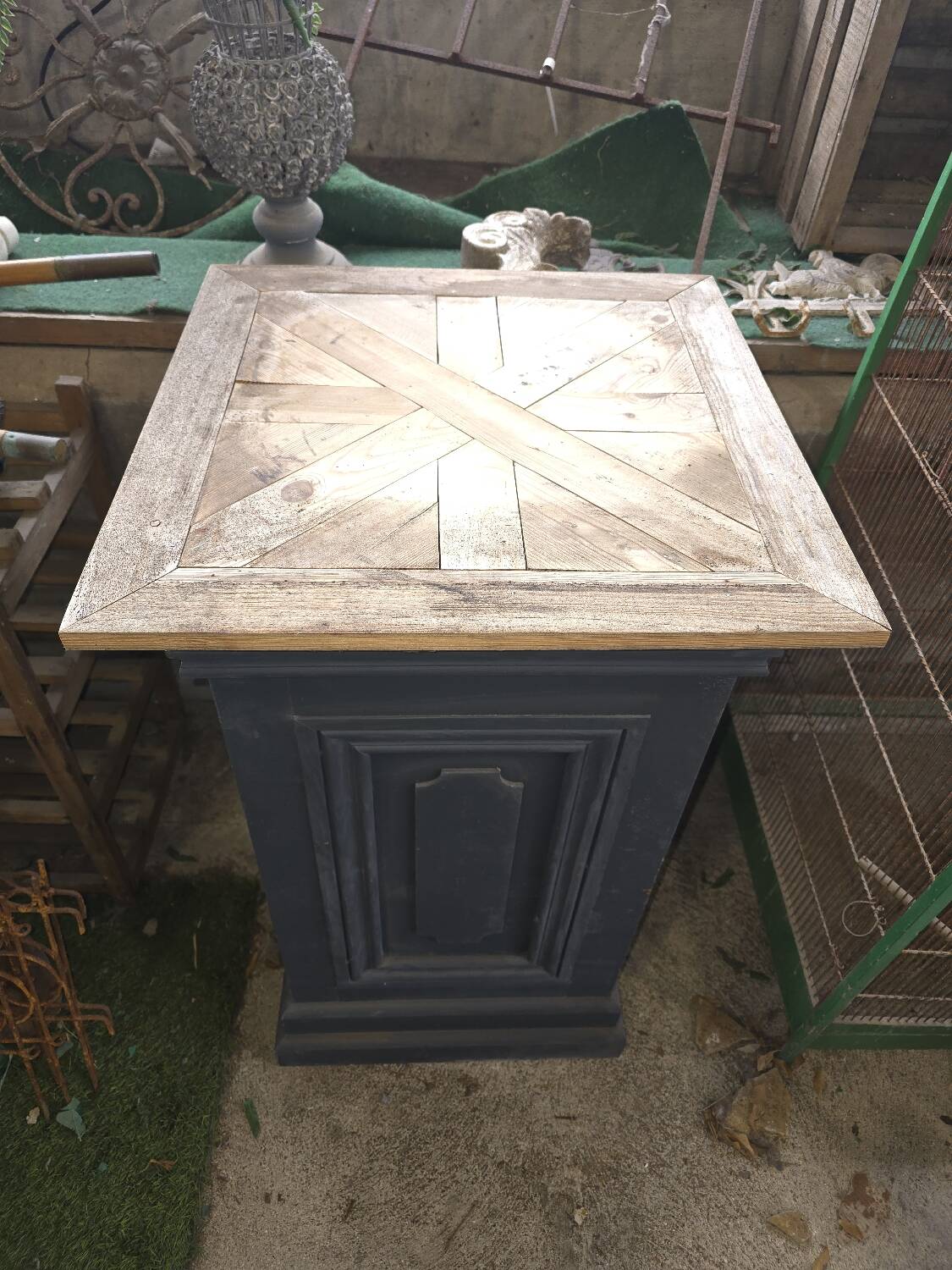 Patinated wooden base for a Medici vase or statue.
