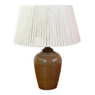 Lampe en grès et abat-jour en fil de coton, 1970s.