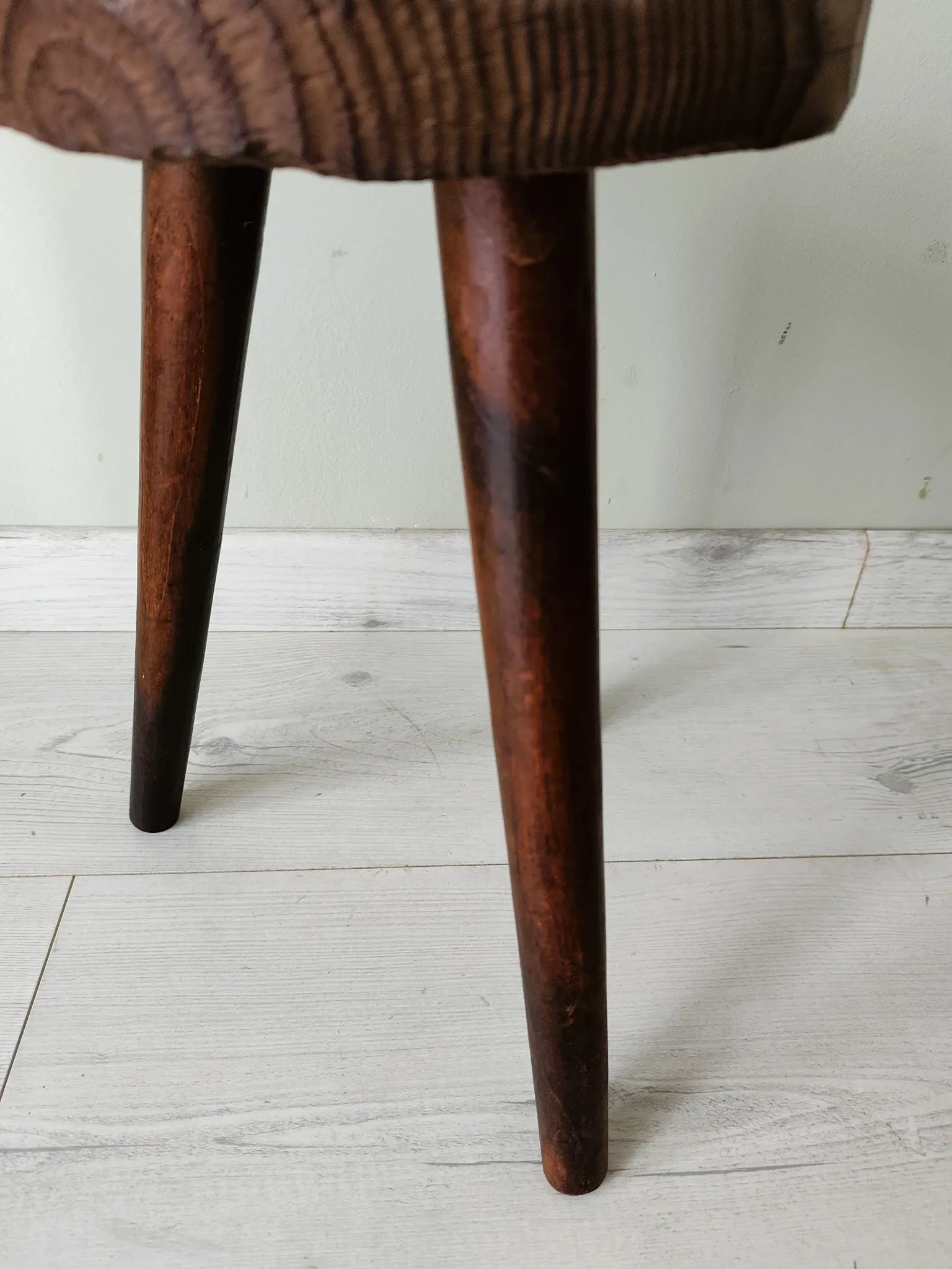 Tabouret tripode en bois patiné