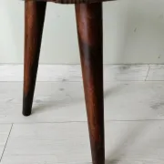 Tabouret tripode en bois patiné