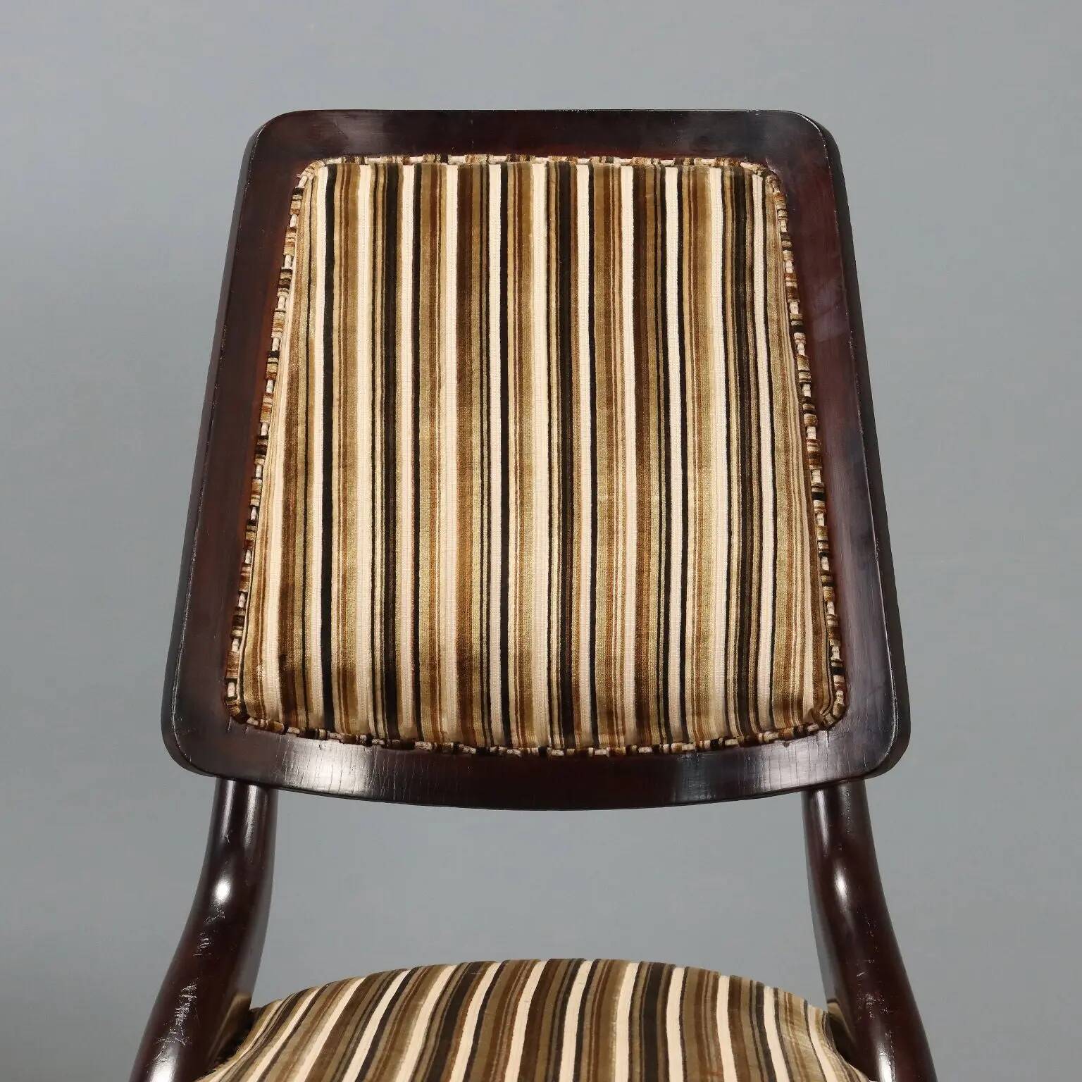 Lot de huit chaises vintage avec embouts en laiton