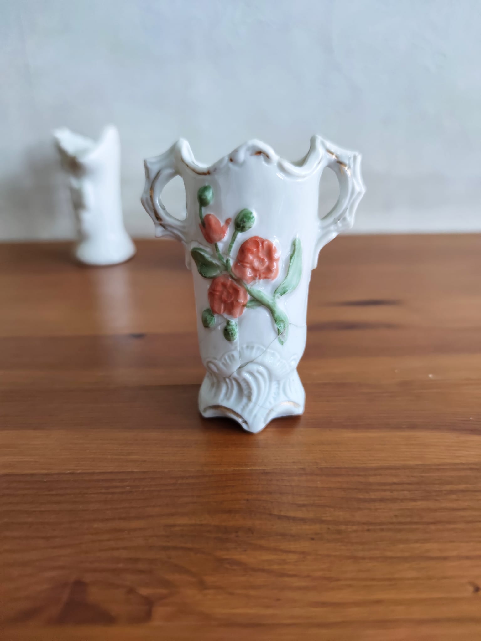 3 bouquetières in porcelain and biscuit