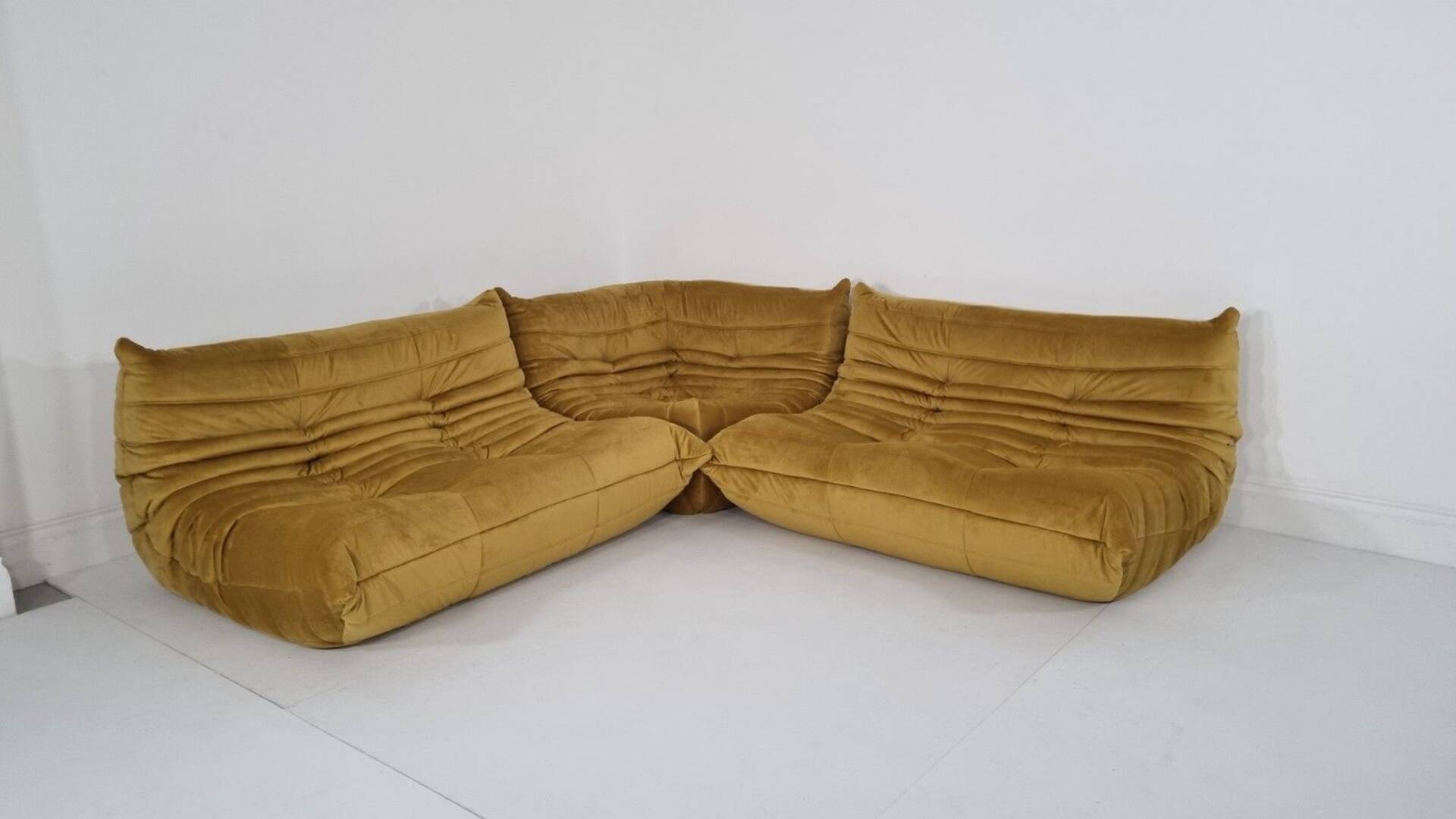 Ligne Roset Togo – 2 canapés 2 places et un élément d'angle.