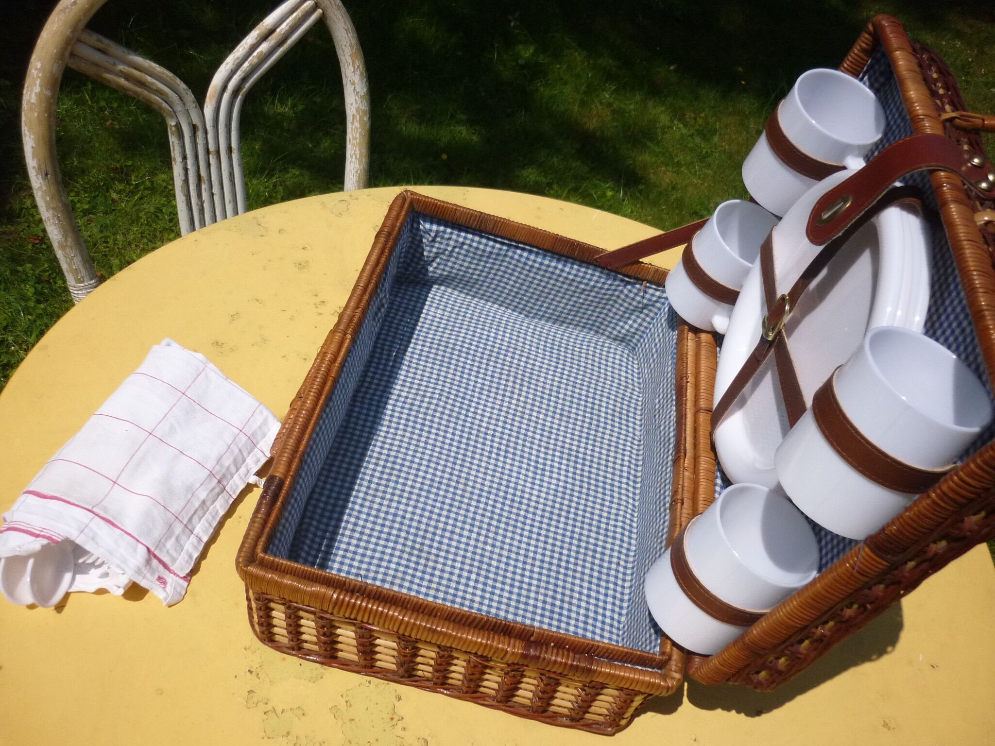 Wicker picnic basket