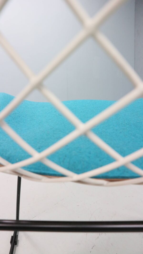 Chaise Diamond de Harry Bertoia en métal blanc et noir et nouvelle assise bleue