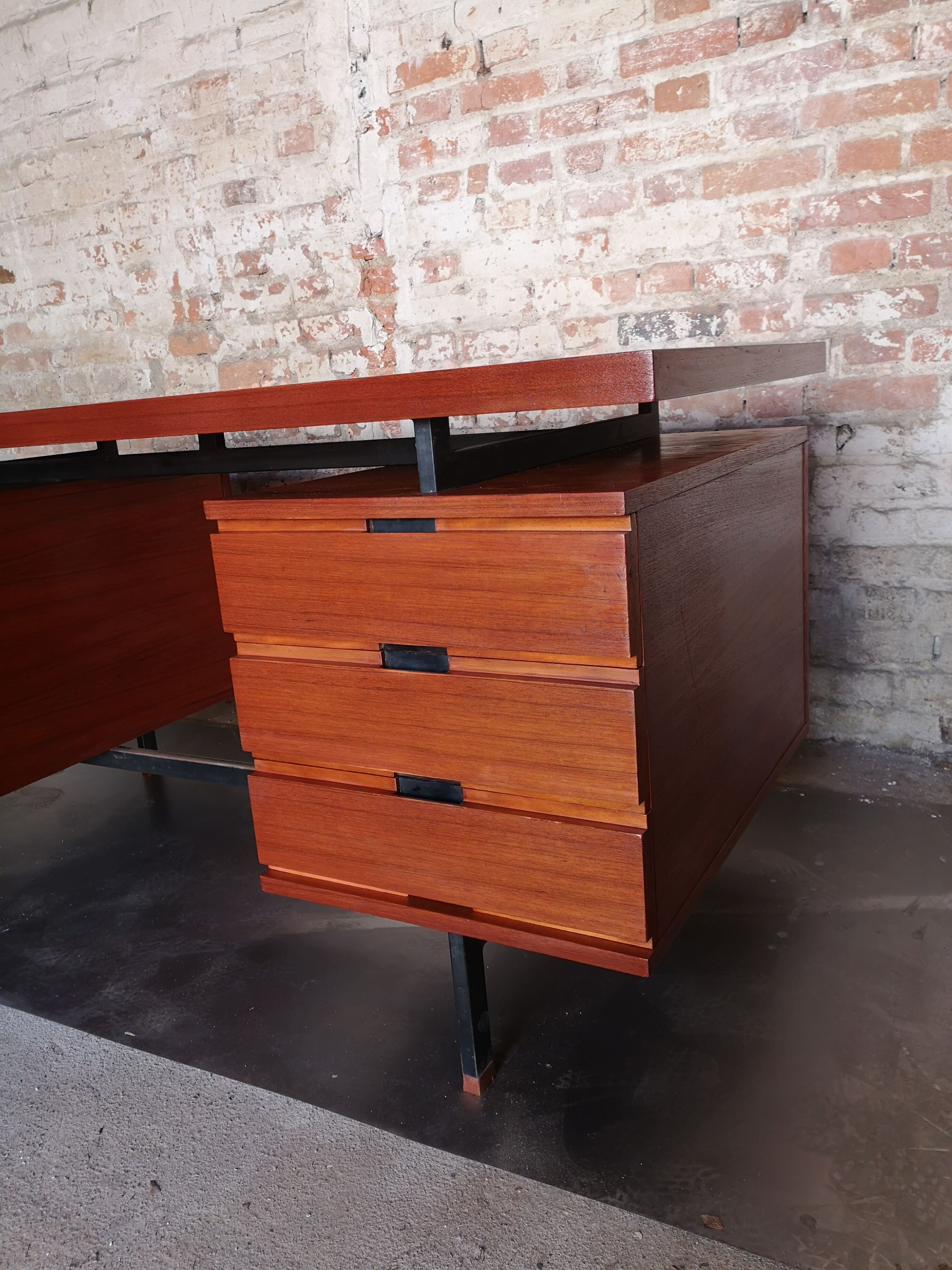 Pierre Guariche desk edited by Minvieille