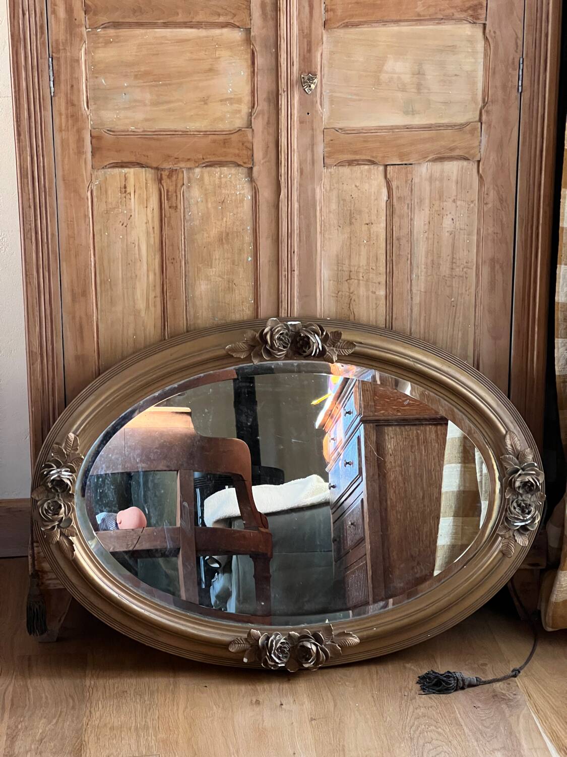 Oval gold mirror
