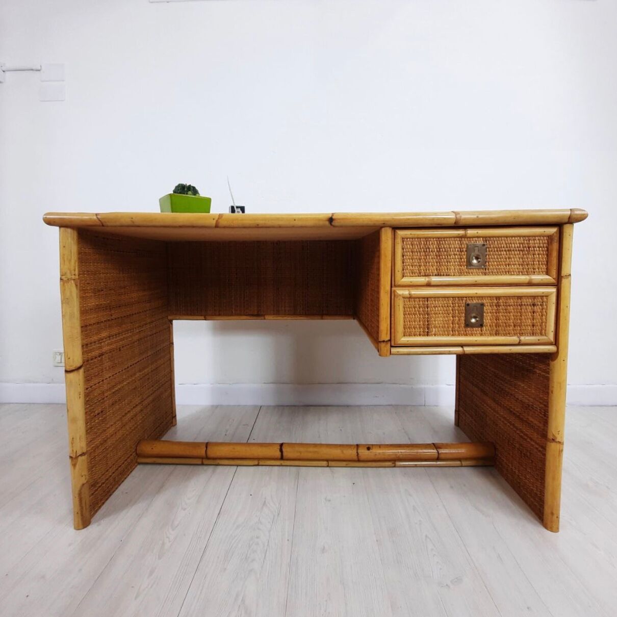 Bureau des années 60, Dal vera, bambou et osier, poignées en laiton