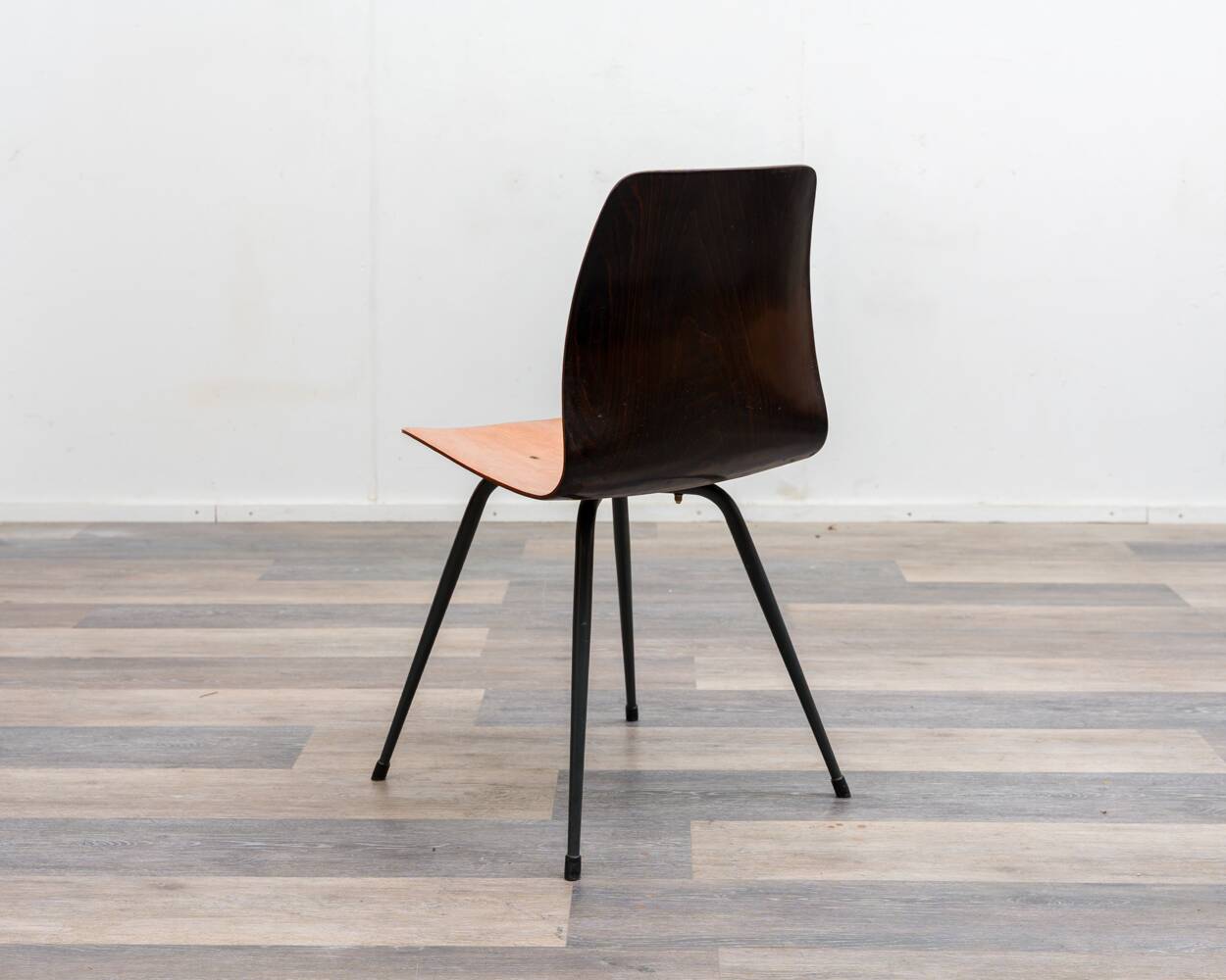 Set of 6 Pagholz chairs in a two-tone design, Pag Presswerke edition.