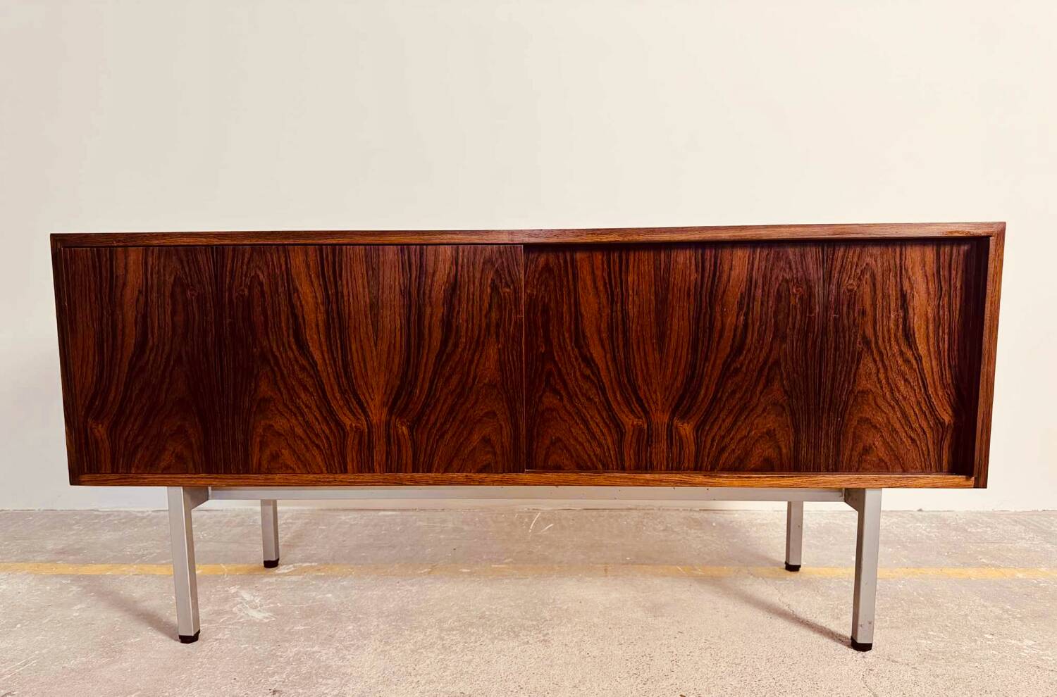 Small enfilade, 142 cm long, with 2 doors in rosewood.