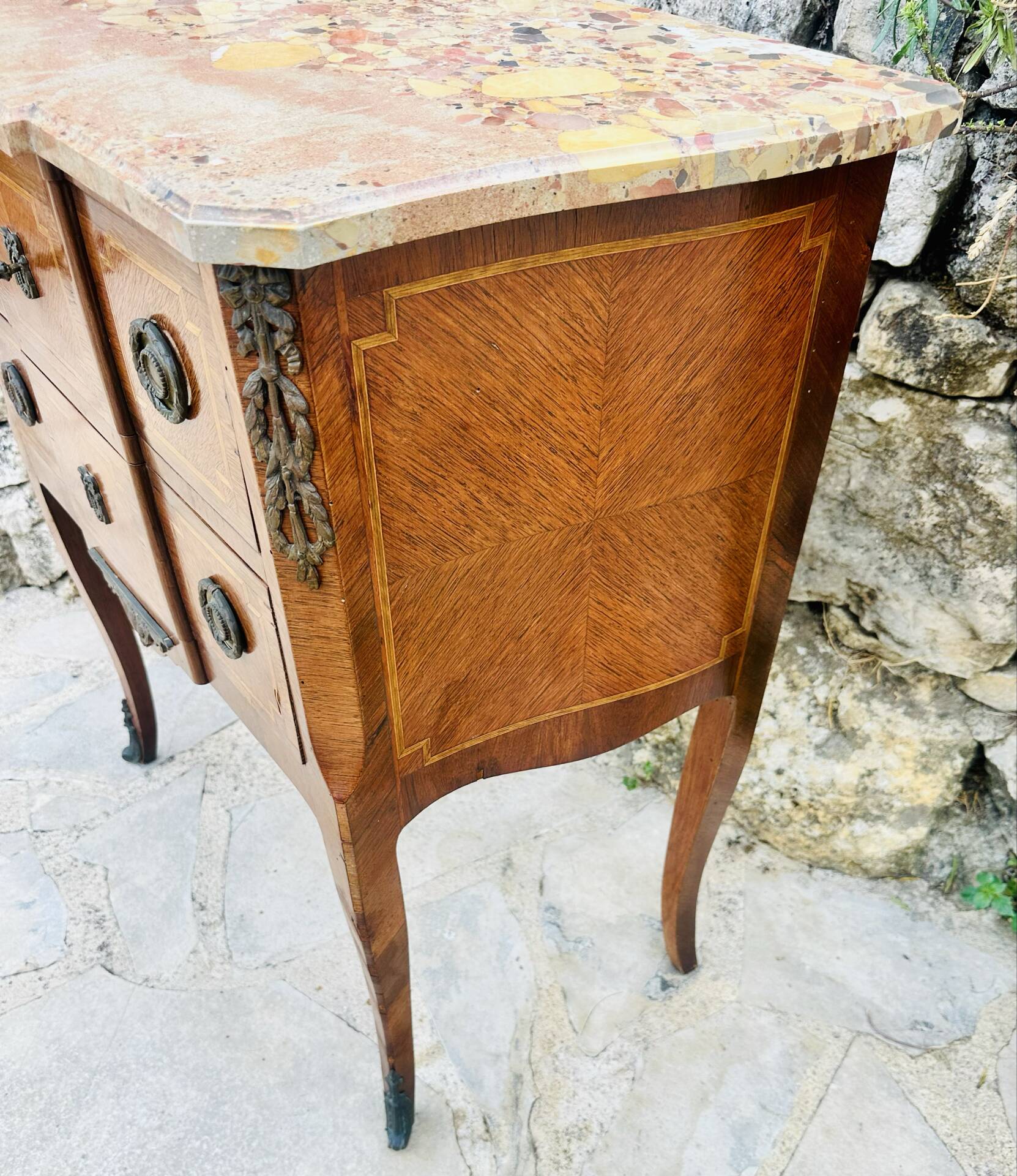 Commode sauteuse à ressaut en Marqueterie de bois de style Transition 