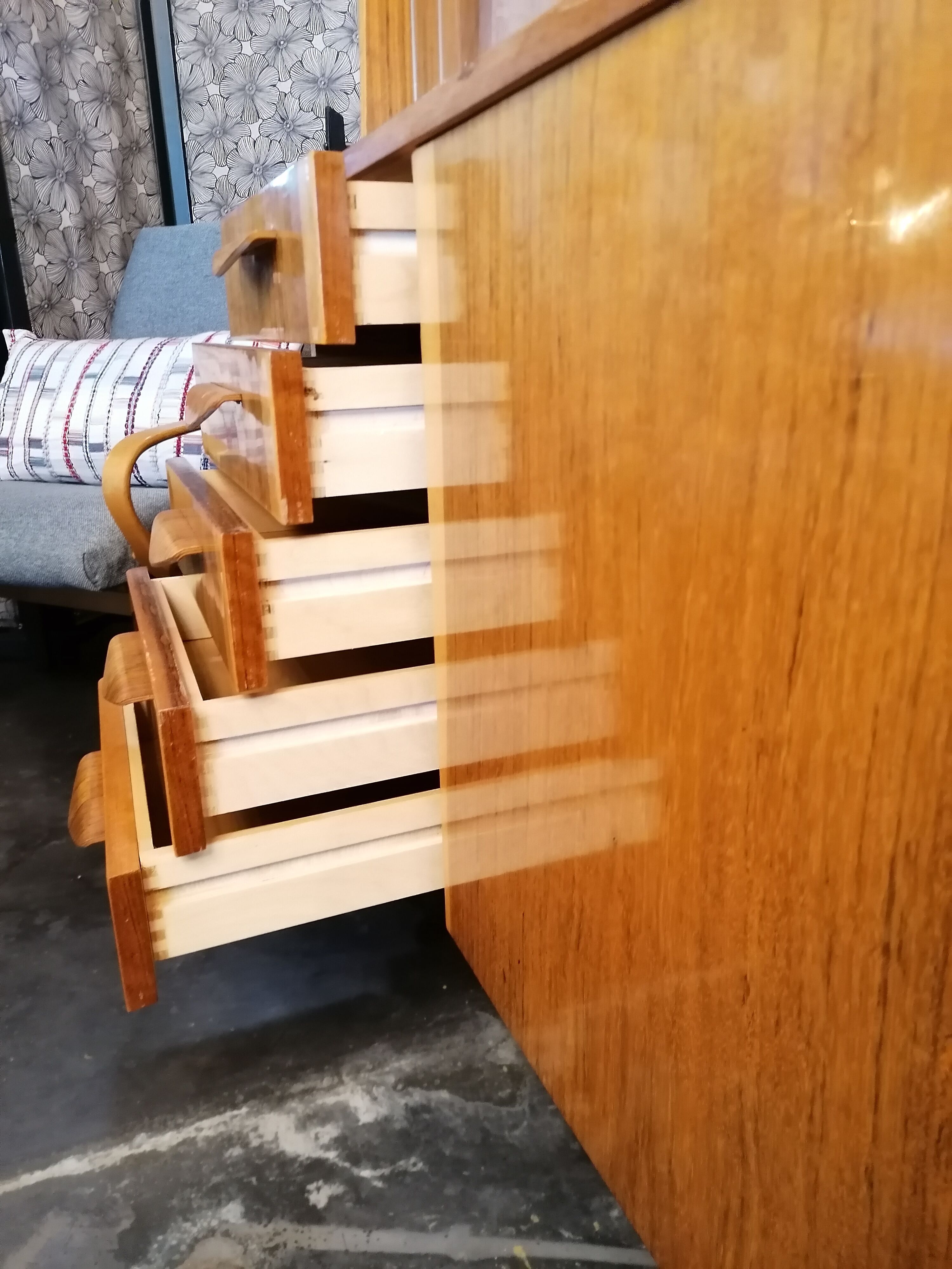 Buffet scandinave vintage en bois, bahut vitrine tchèque, meuble bar années 60