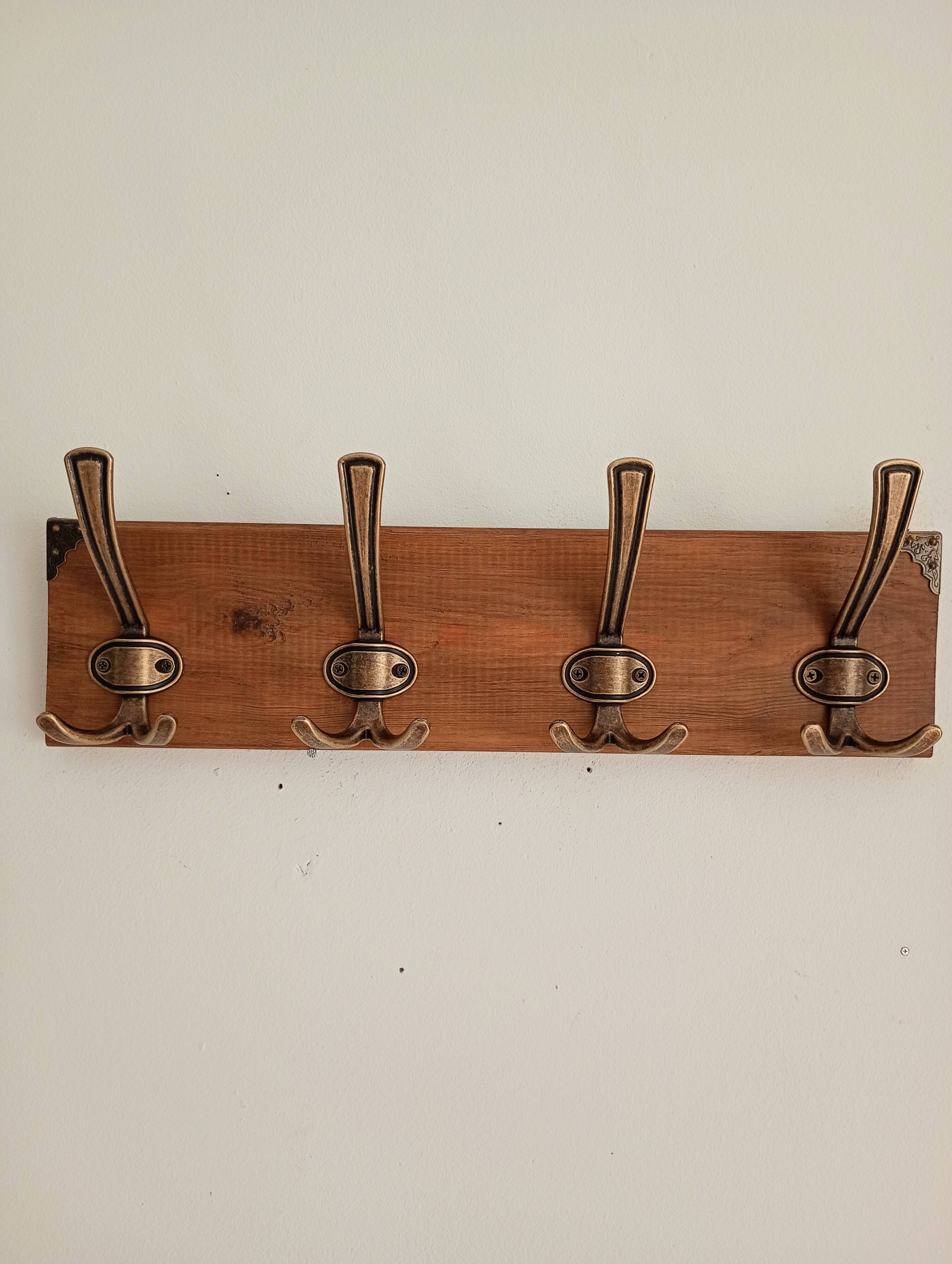 Wall-mounted coat rack in wood – 4 metal hooks – 45 cm