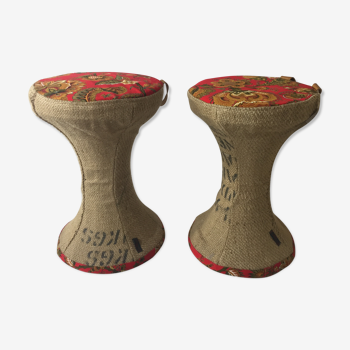 Tabourets tam-tam rhabillés en toile de jute et tissu à fleurs